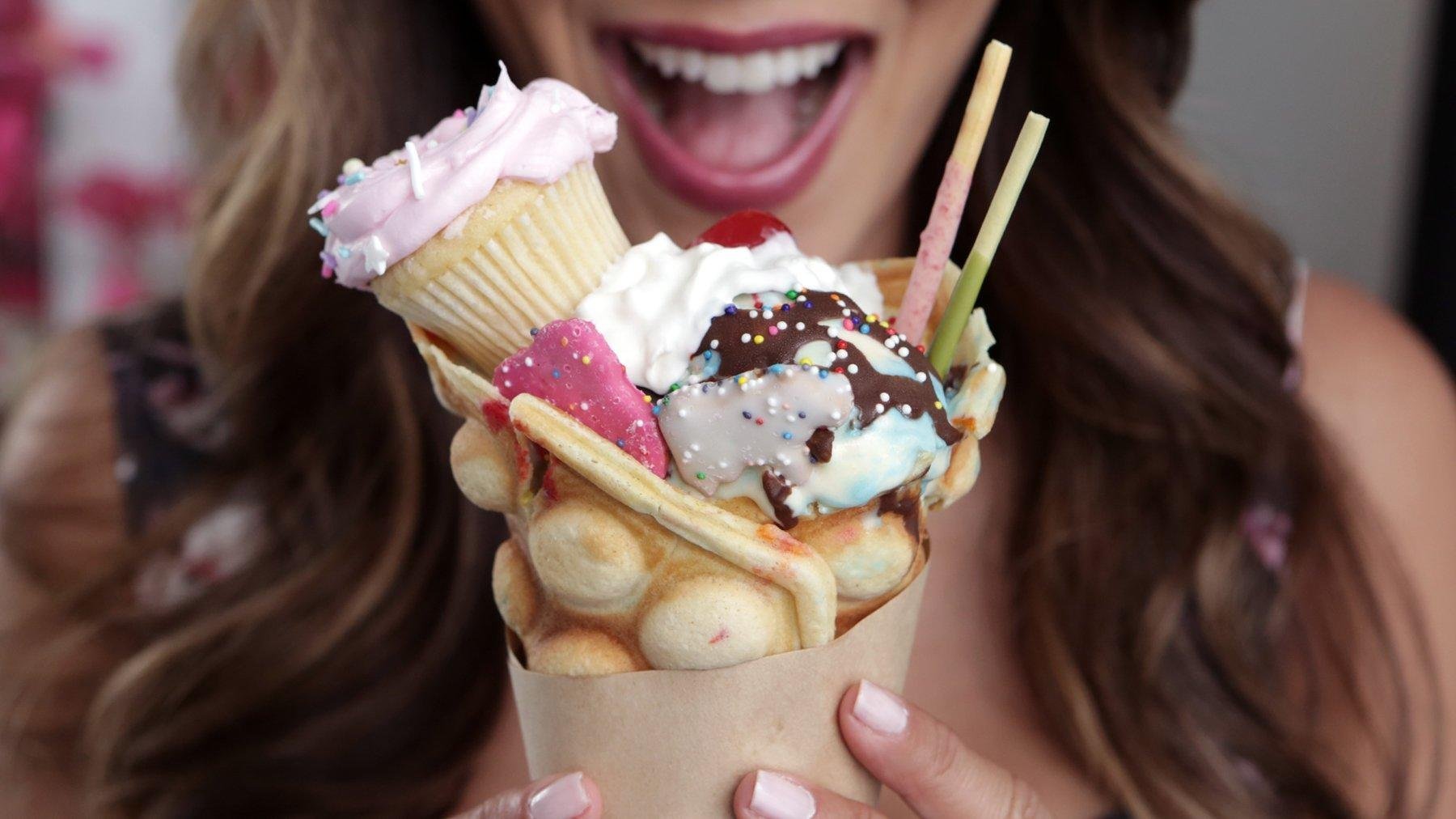 Где едят сладости. Мороженое. Девушка и мороженое. Красивая девушка с мороженым. Кушать мороженое.