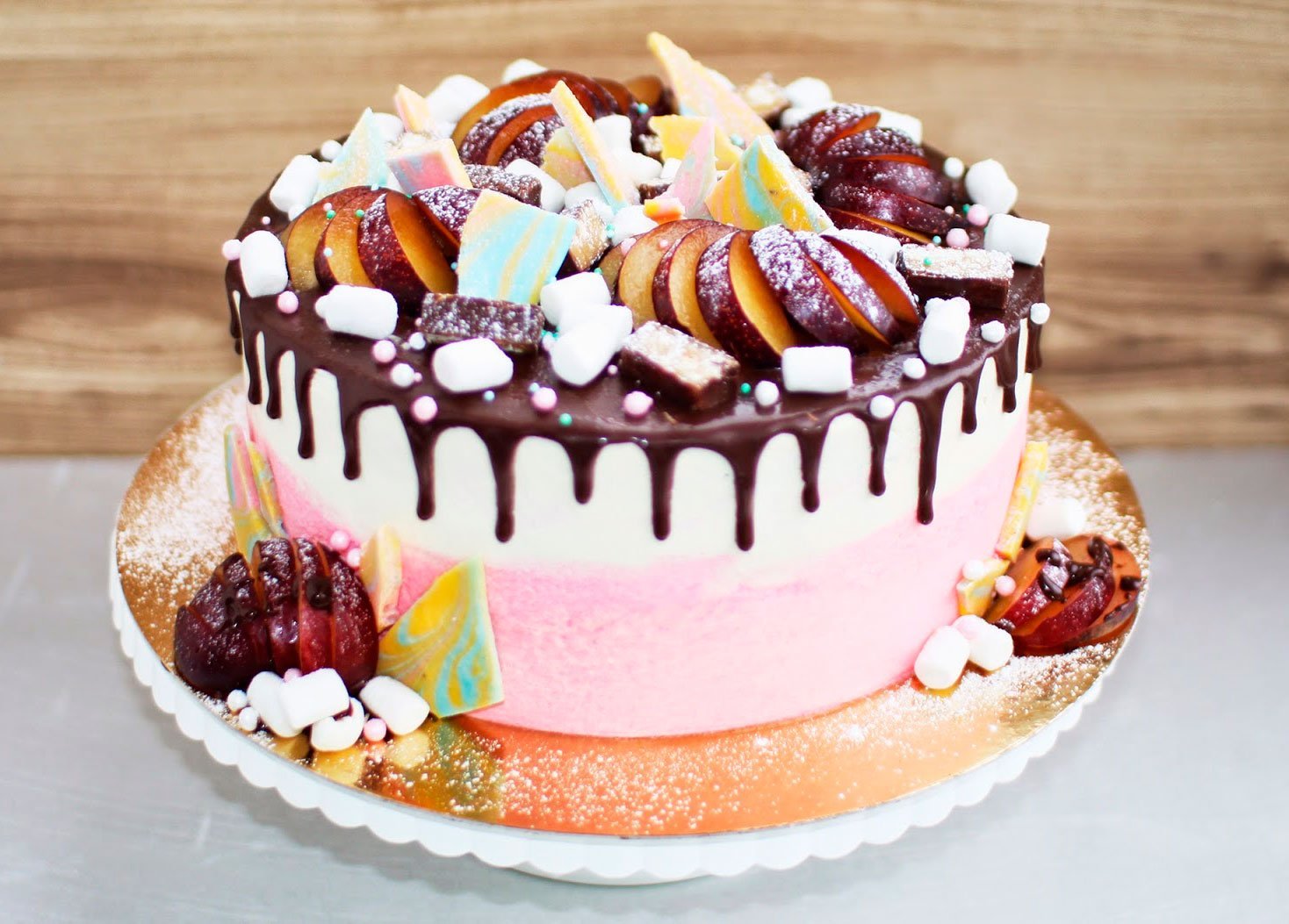 Красиво украшенные торты фото. Украшение торта. Украшение торта сладостями. Красивые торты. Украшение торта фруктами и сладостями.