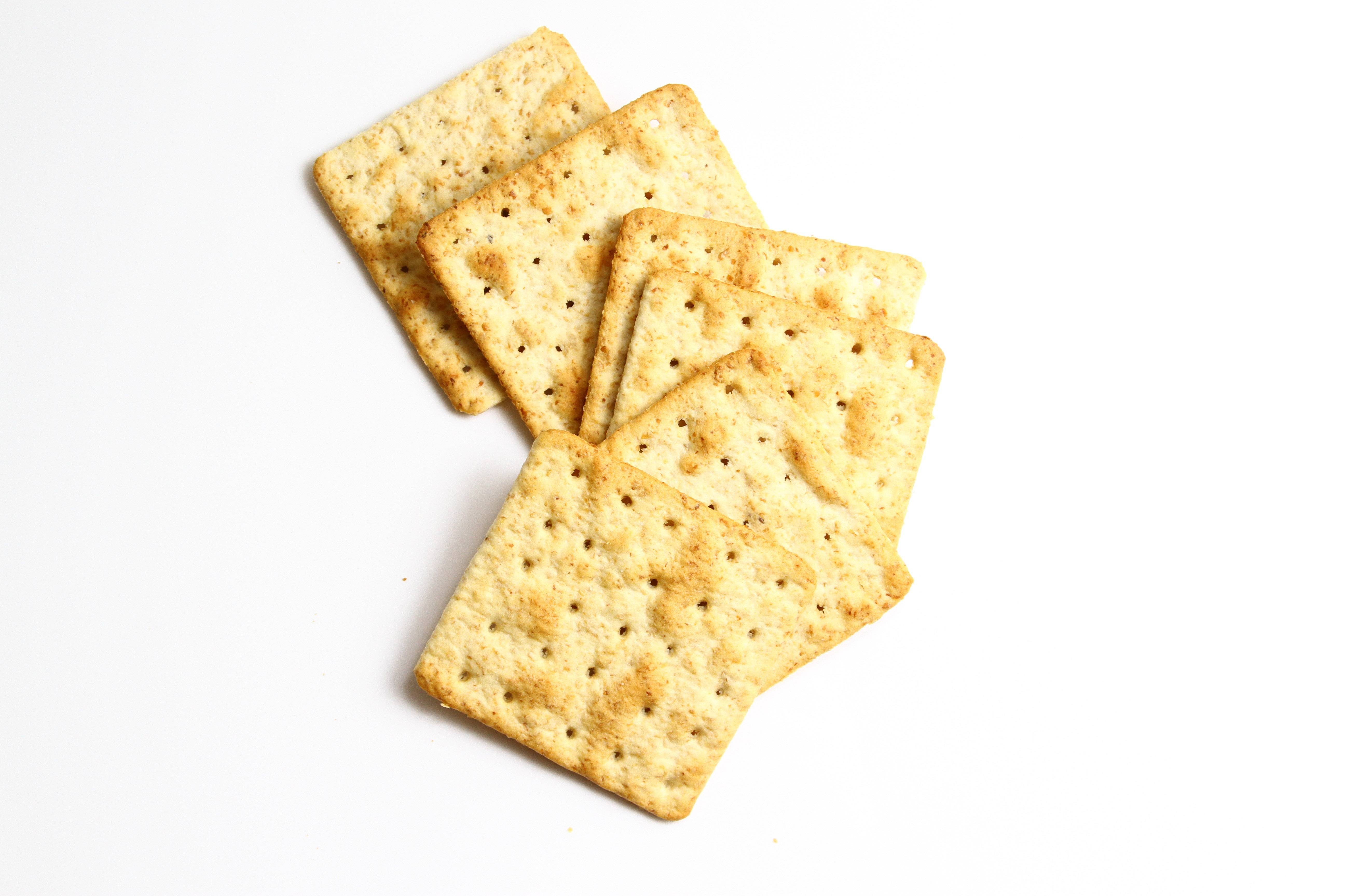 Что такое галеты. Крекеры «Crackers» 210 гр.. Крэкеры (Cracker). Сухое печенье крекер. Крекер на белом фоне.