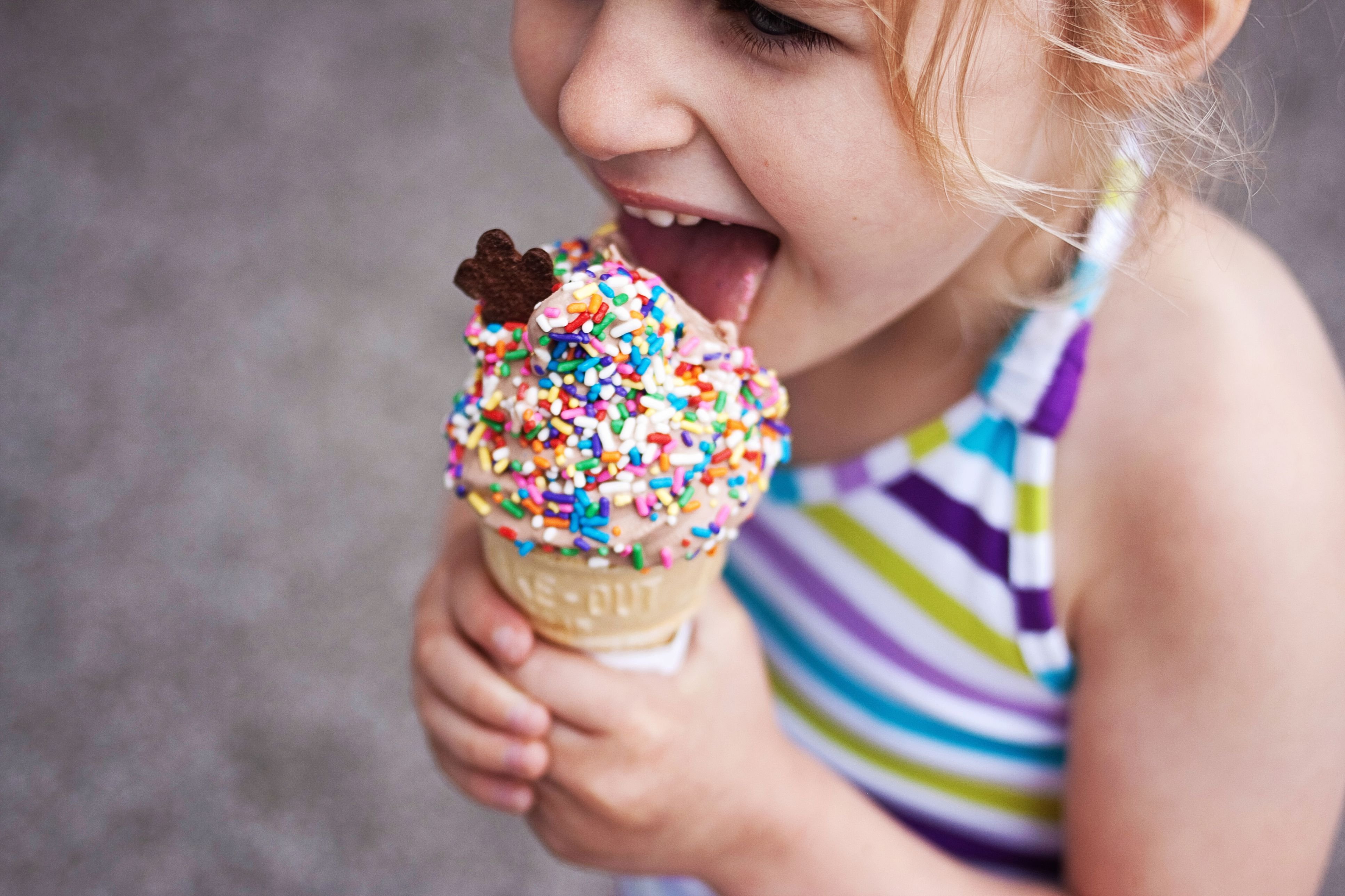 Девочка хочет попробовать. Мороженое для детей. Мороженое фото. Ребенок с мороженым. Всемирный день мороженого.