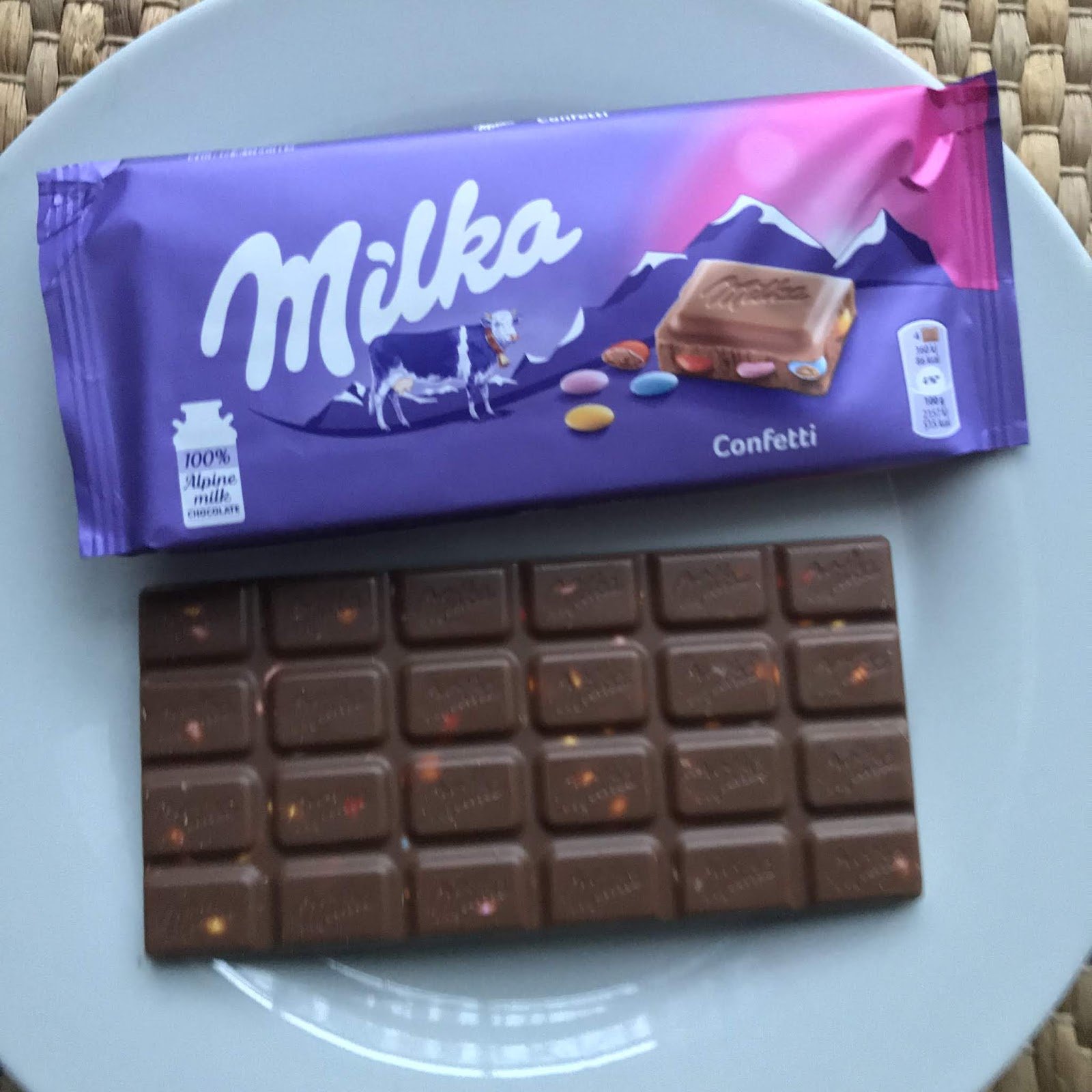 Милка красивая. Шоколад "Milka". Шоколадка Милка Confetti. Шоколад Milka большая плитка с печеньем. Большая шоколадка Милко.
