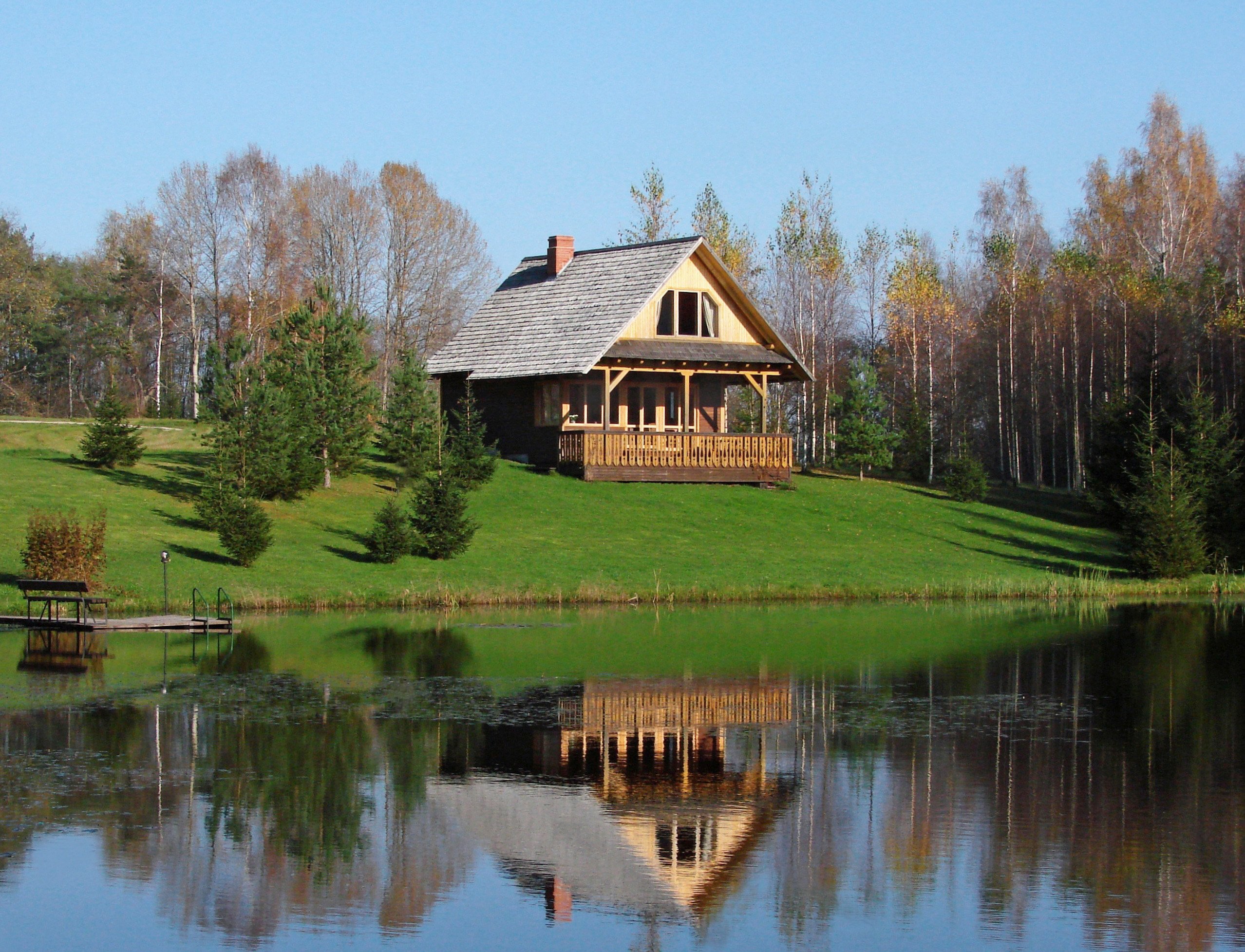Деревянный дом на реке. Дом у реки (River Cottage). Домик лесника около озера Выштынецком озере. Домик у озера.