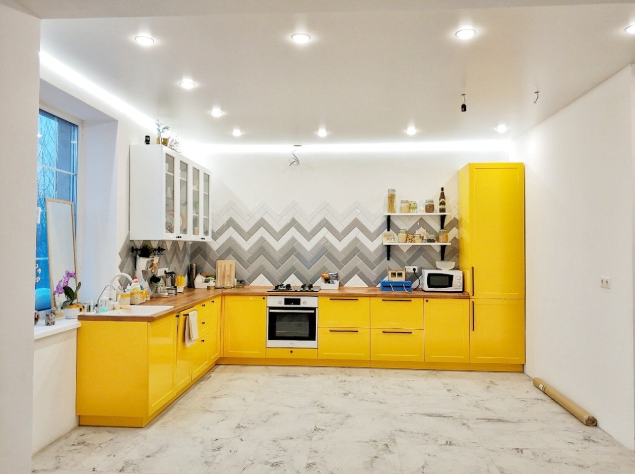 Бело желтая кухня. Кухня в желтом цвете. Желтая кухня в интерьере. Кухня в желто белом цвете.