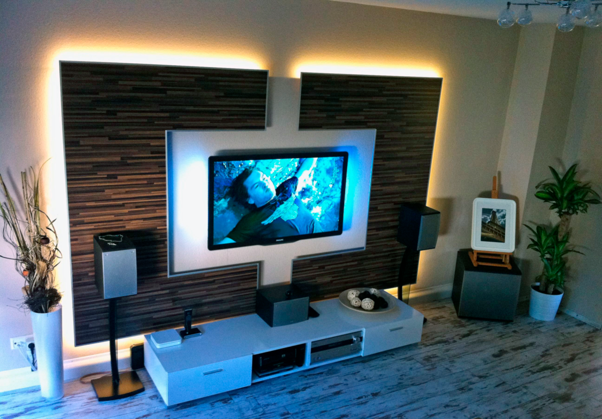 Телевизор на стене. Подсветка стены с телевизором. Панель для телевизора на стену. Панель под телевизор на стену с подсветкой. My room tv