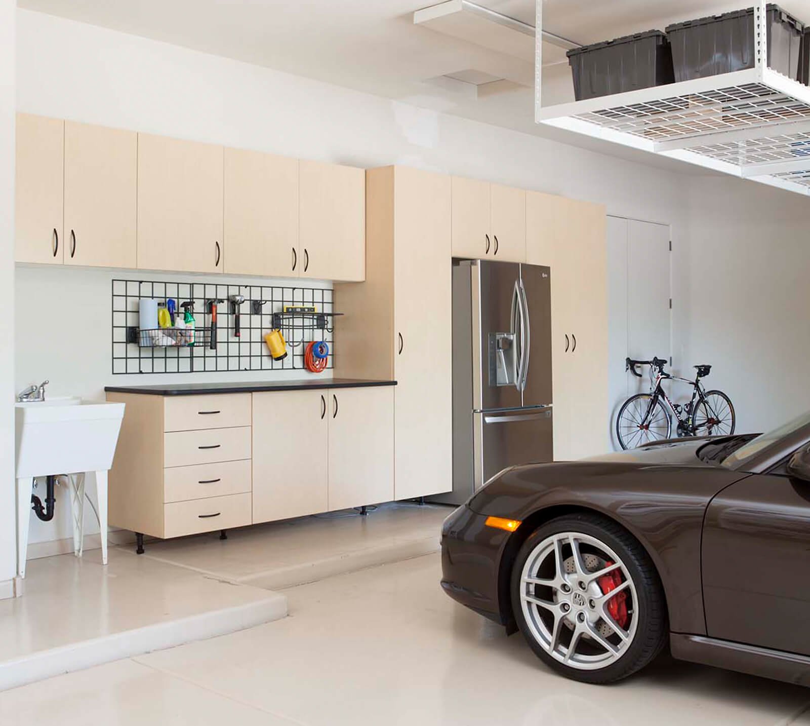 Красивые гаражи внутри. Современный гараж интерьер. Дизайнерская отделка гаража. Красивый гараж. Стильные гаражи интерьер.