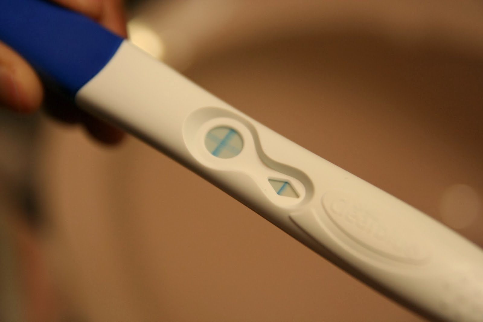 Тест на беременность. Тест клеар Блю струйный. Положительный струйный тест на беременность. Результат теста клеар Блю струйный тест. Струйный тест на беременность фото.