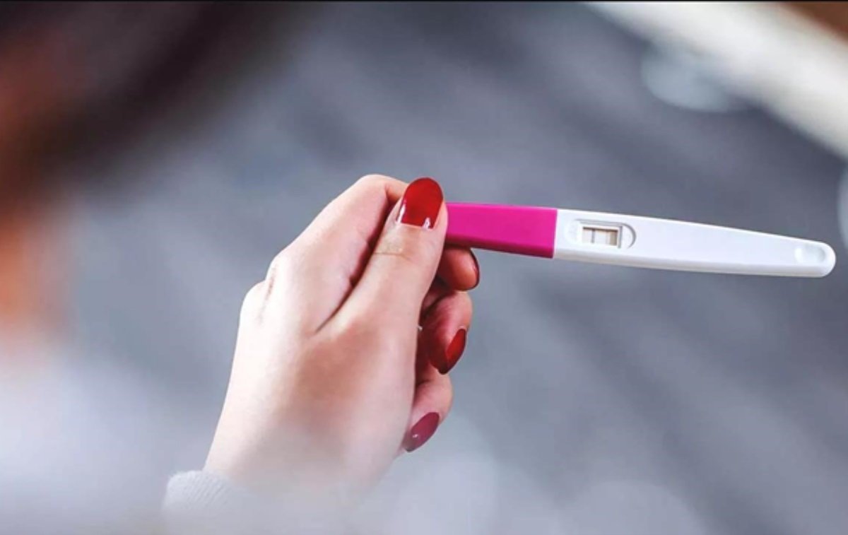 Тест на беременность в руках у девушки. Тест на беременность. Положительный тест на беременность. Тест на беременность 2 полоски. Тест на беременность фото.