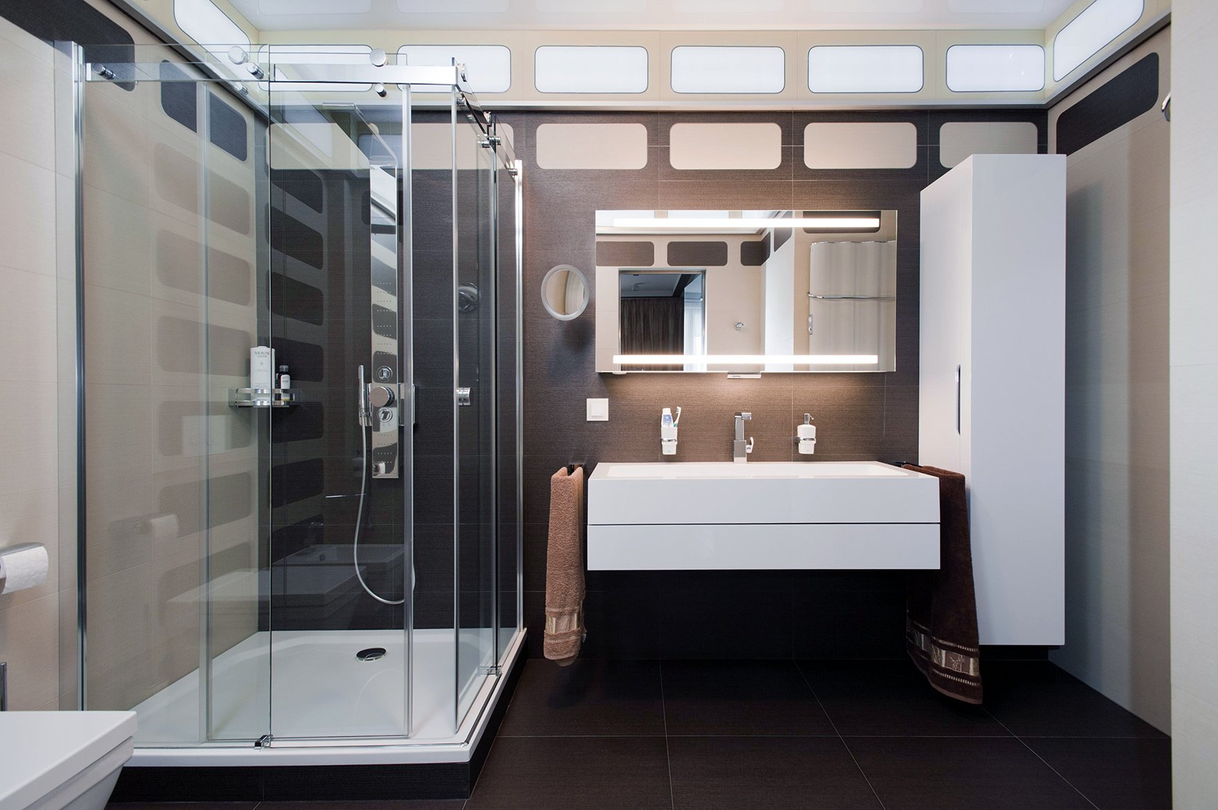 современный дизайн ванной комнаты с душевой кабиной и туалетом