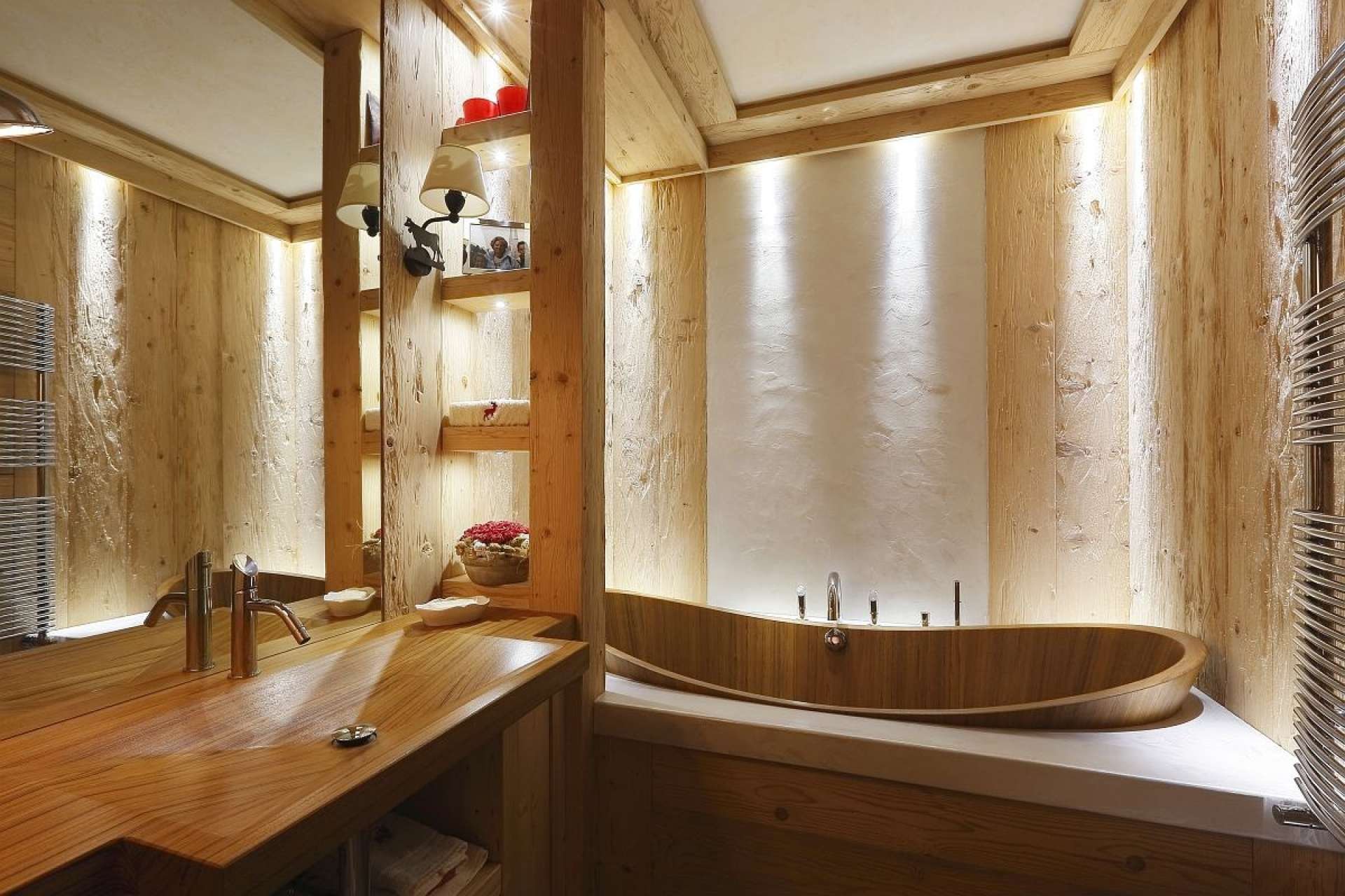 Отделка комнаты деревом. Деревянная ванная комната. Дерево в интерьере ванной комнаты. Ванная с деревянной отделкой. Ванная отделанная деревом.