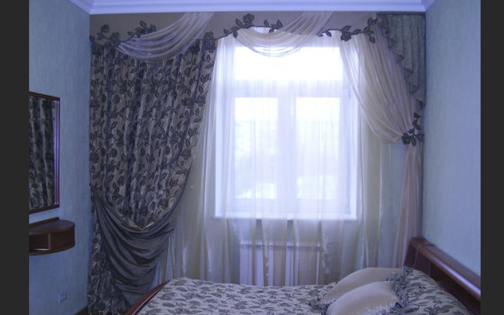 Ассиметричные шторы для спальни