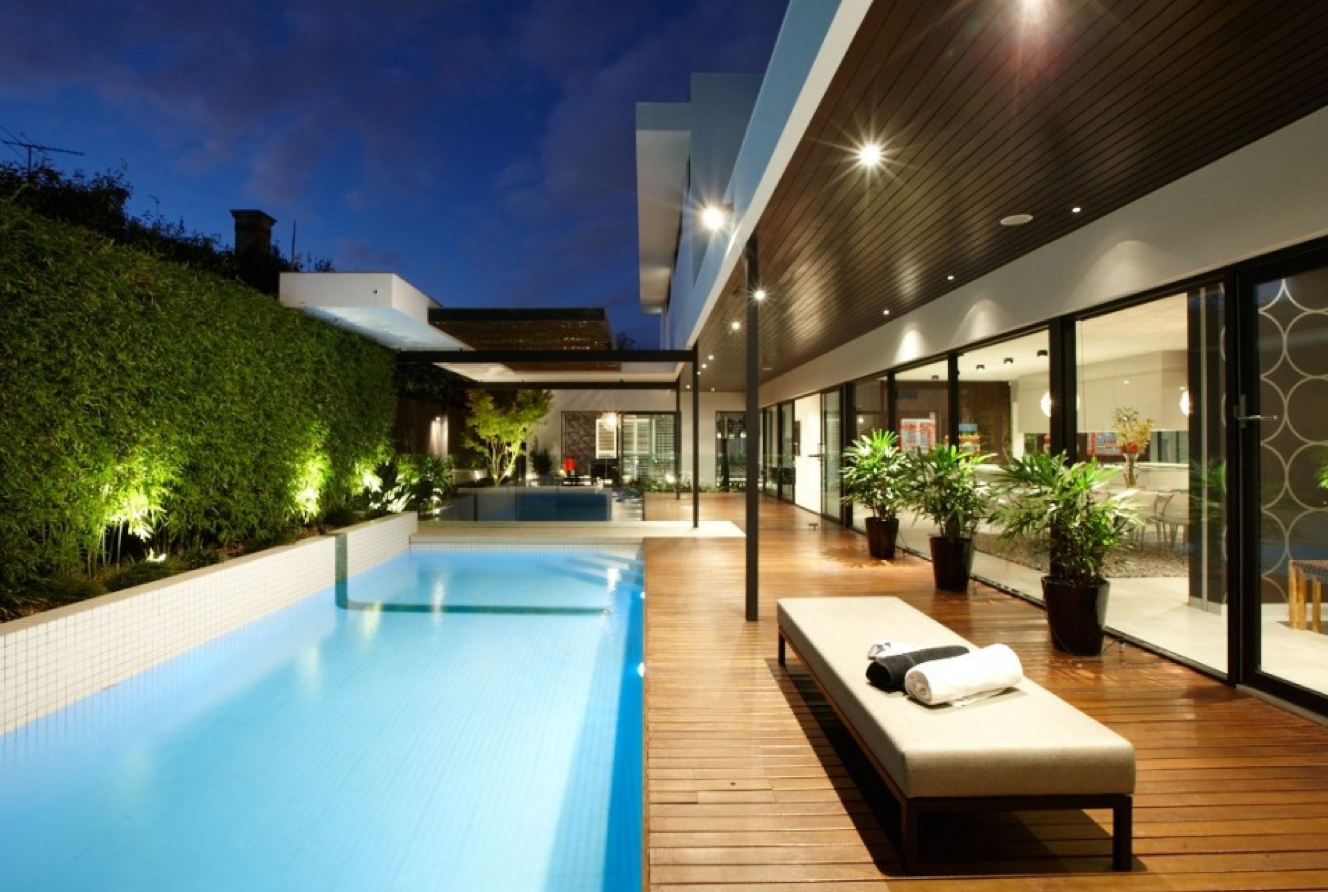 Тек и т д в. Дизайнерский дом с бассейном. Красивый бассейн. Красивый бассейн в доме. Двор с бассейном в современном стиле.