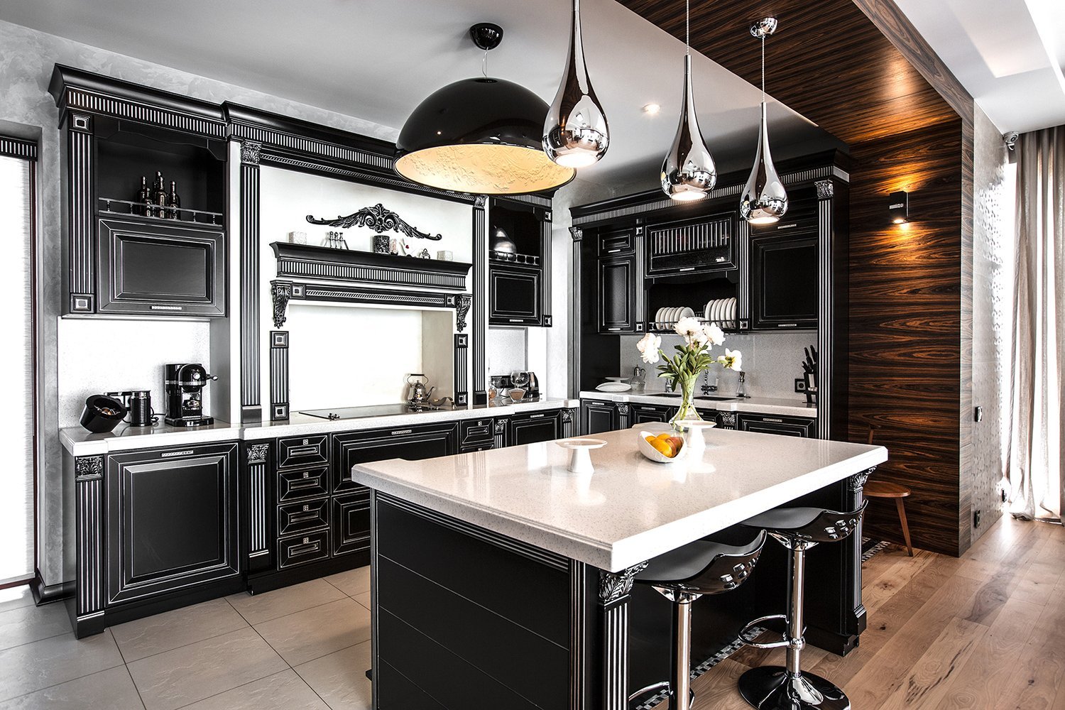 Черная м кухня. Кухня в черном цвете. Стильная черная кухня. Классические стильные кухни. Кухня в темных тонах.