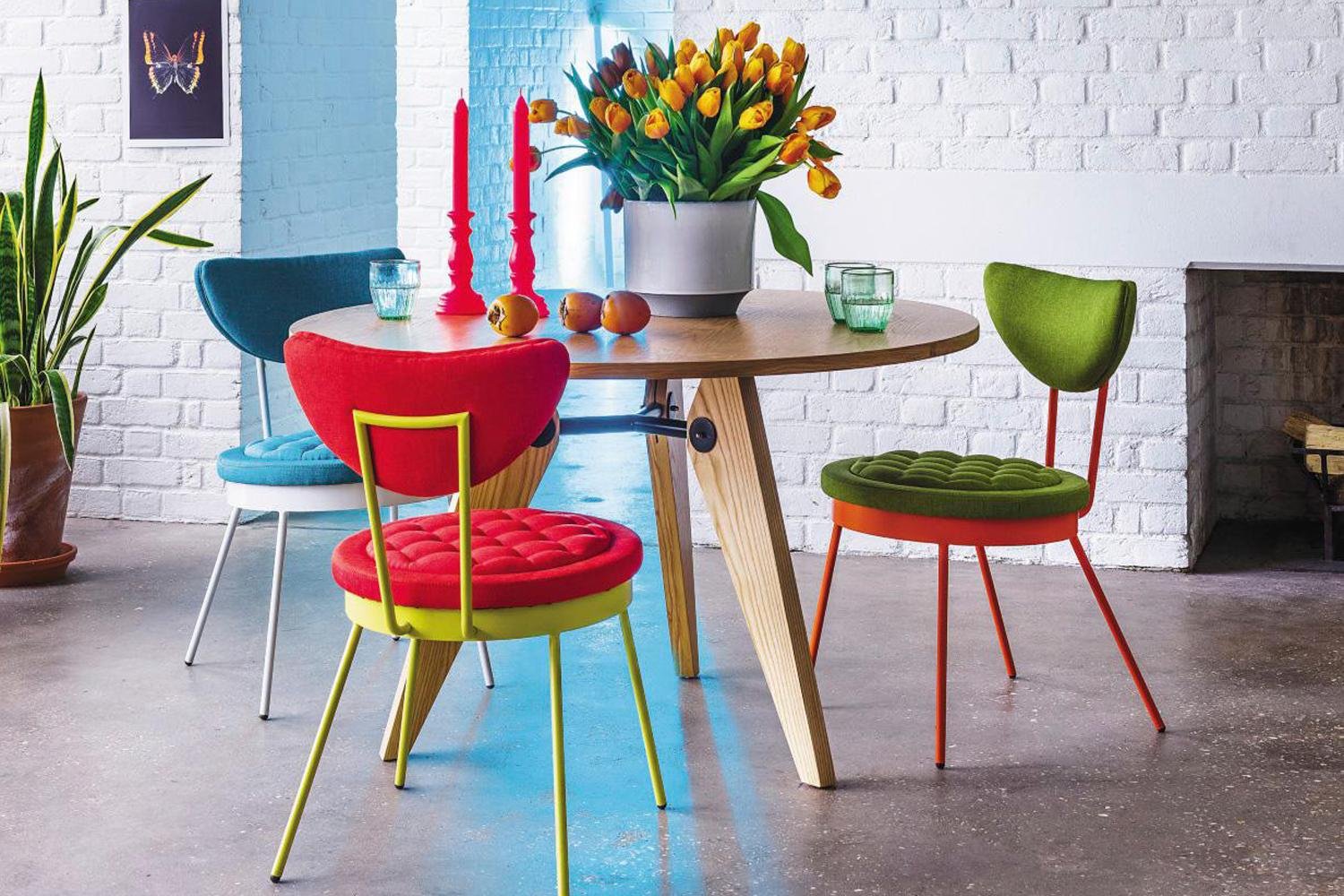 Цветные столы. Яркие стулья в интерьере. Цветные стулья в интерьере. Кухня с яркими стульями. Модные стулья для кухни.