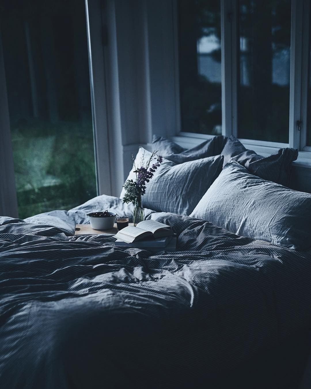 Сон эстетика. Кровать ночью. Эстетика ночи. Постель ночью. Кровать вечером.