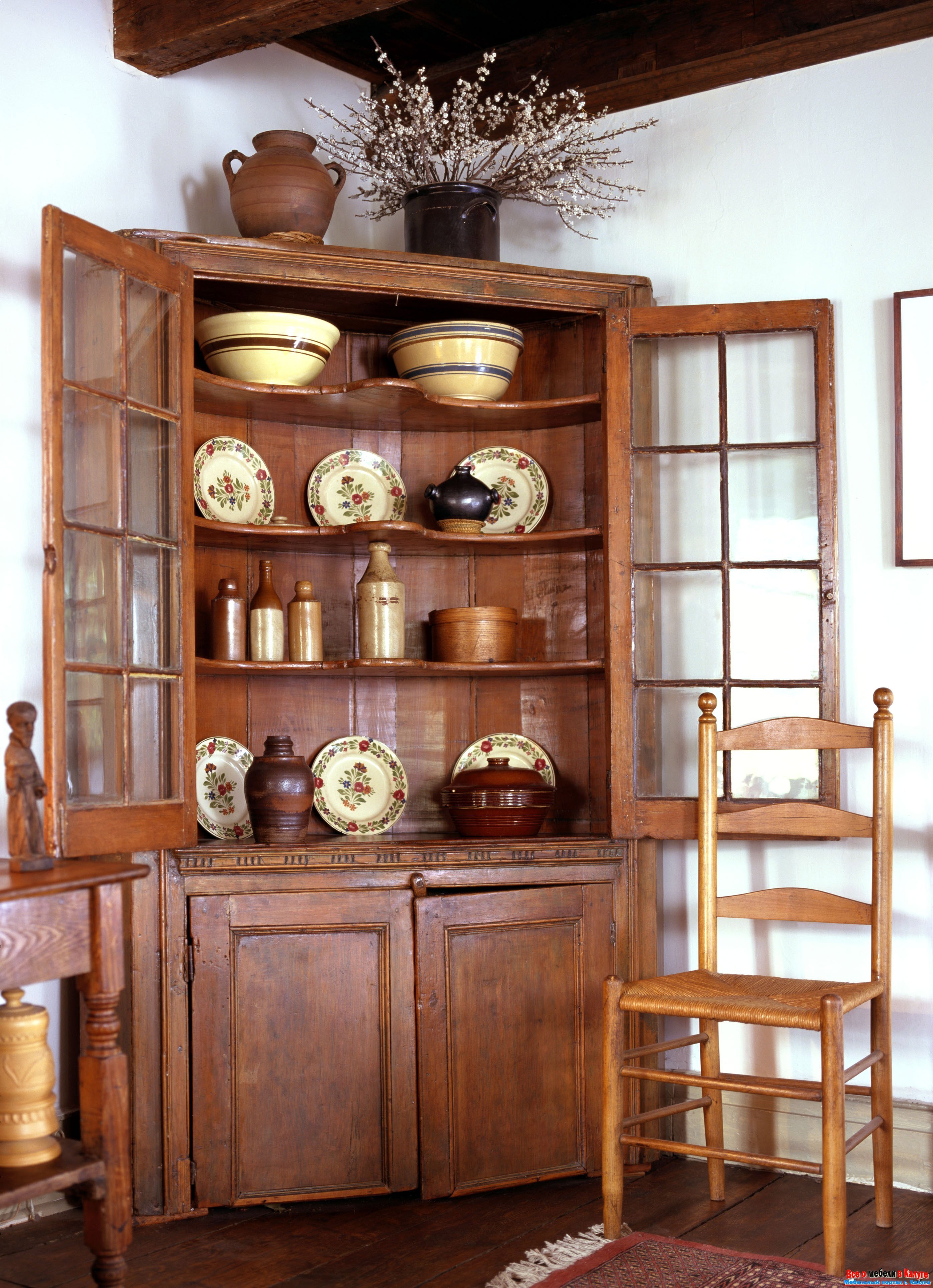 Старый стеллаж. Сервант витрина Хельга Ангстрем. Старинные вещи в интерьере. Буфет для кухни старинный. Старинный шкаф для посуды.