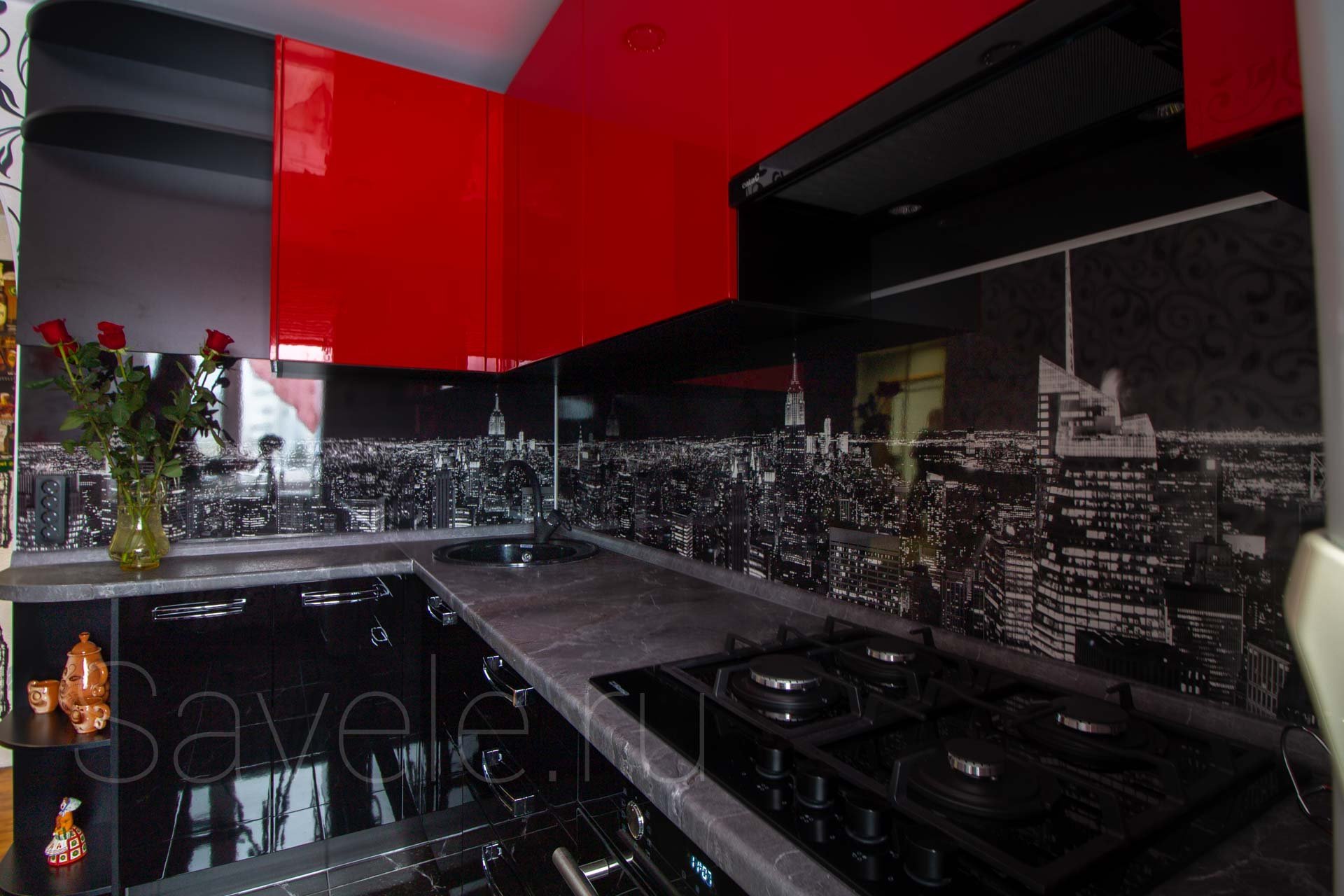 Красная кухня с черным фартуком
