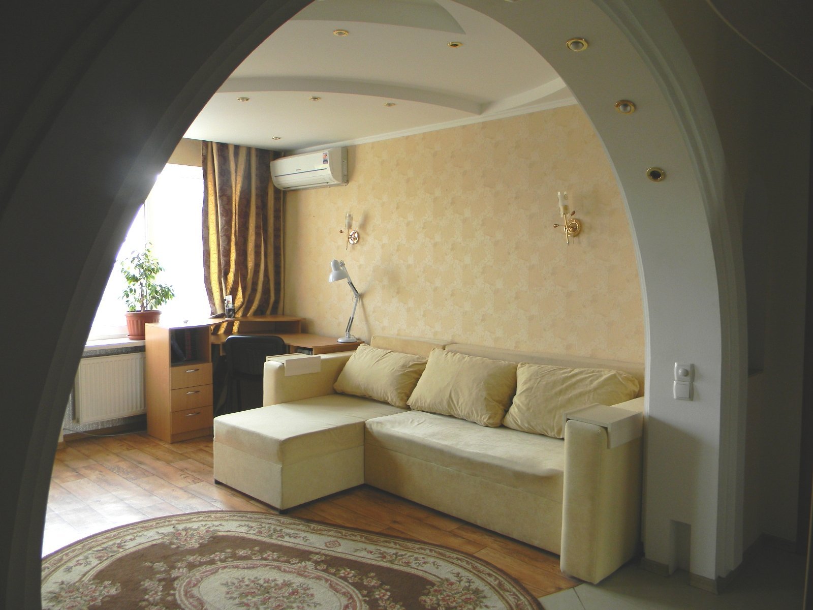 Интерьер комнаты с аркой