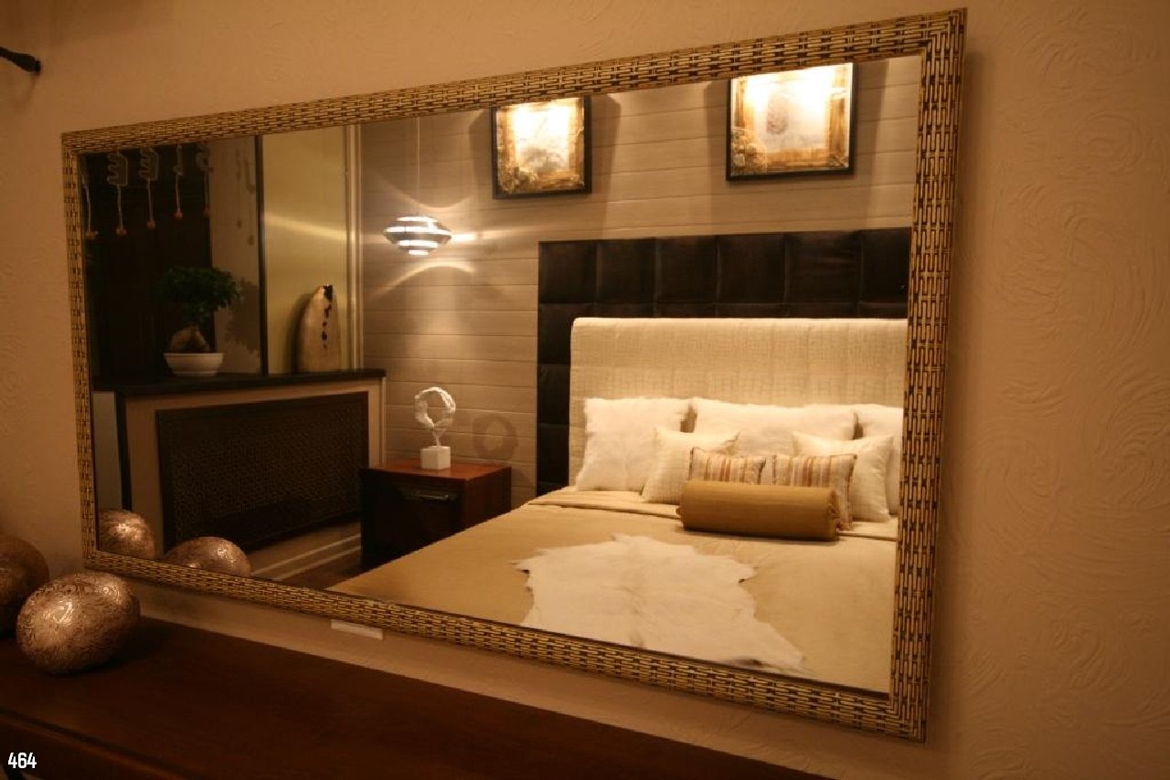 Большое зеркало в спальне