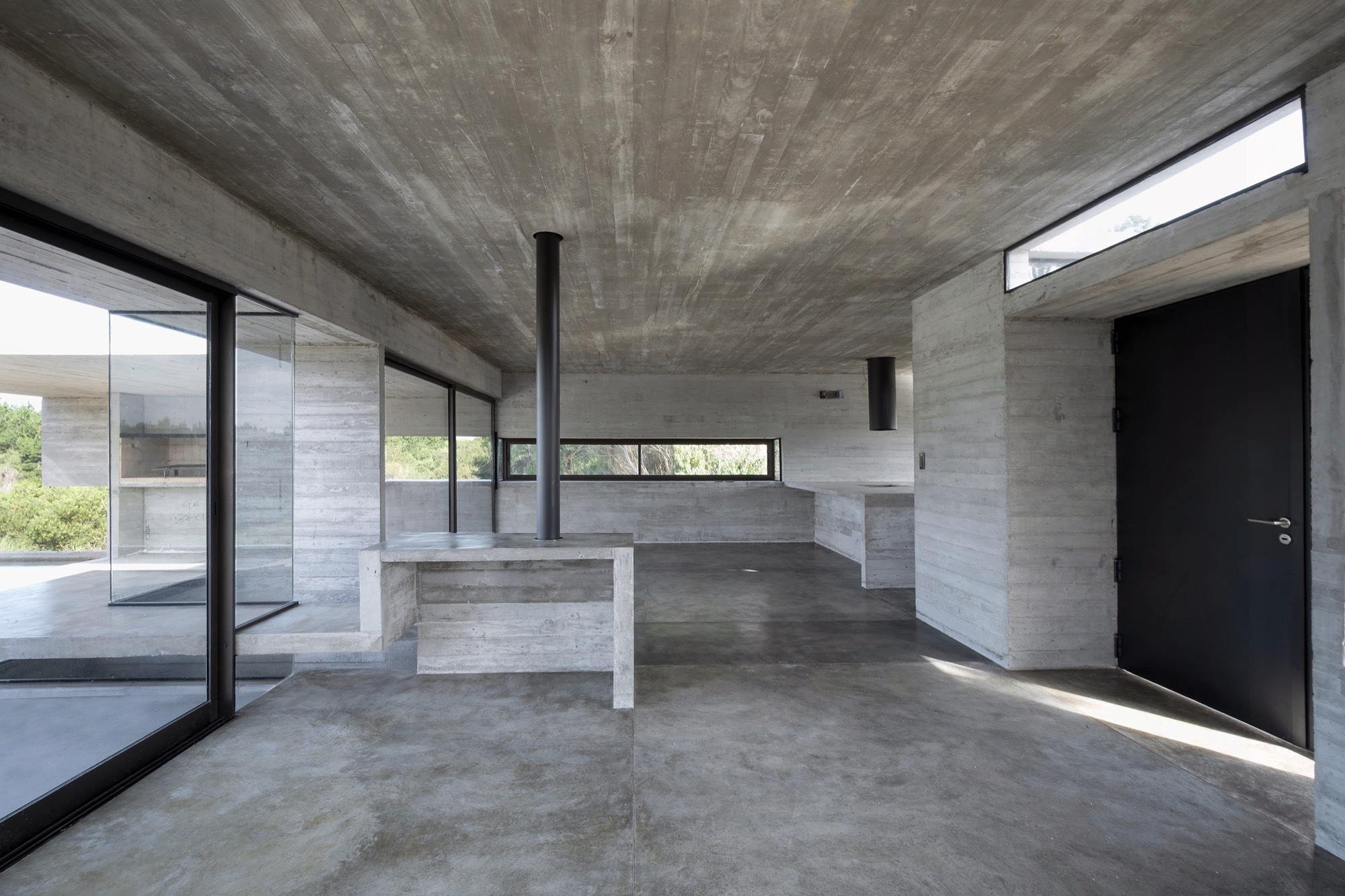 More concrete. Лучано Крук Архитектор. Пол стена бетон. "The Concrete House" в Бразилии. Эко-брутализм экстерьер.