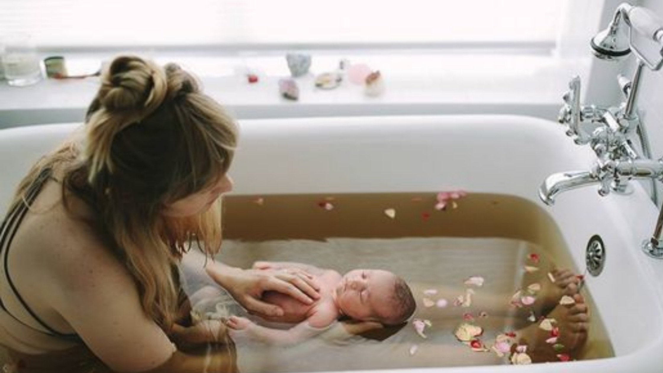 Когда после родов можно принимать. Ванная для детей. Девушка купается в ванне.