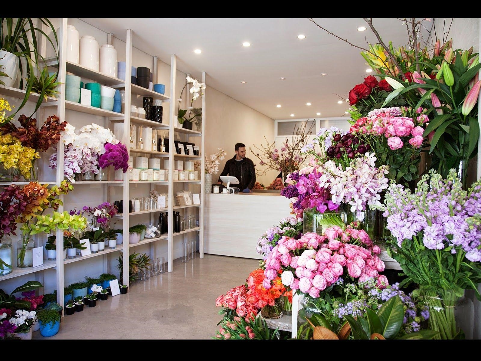 Цветочный салон. Интерьер цветочного магазина. Интерьер цветочного салона. Цветочный магазин внутри.