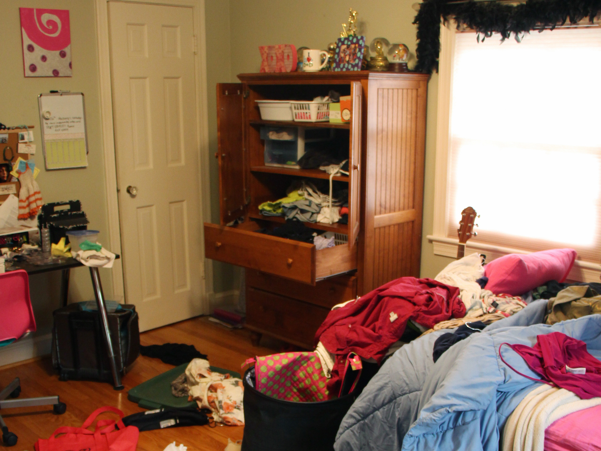 Messy. Комната с разбросанными вещами. Беспорядок в комнате. Беспорядок в комнате девушки. Вещи для комнаты.
