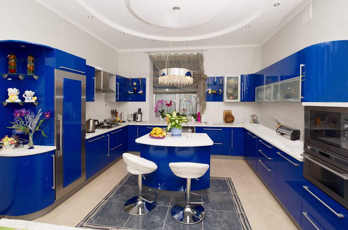 Кухонный гарнитур синий с барной стойкой