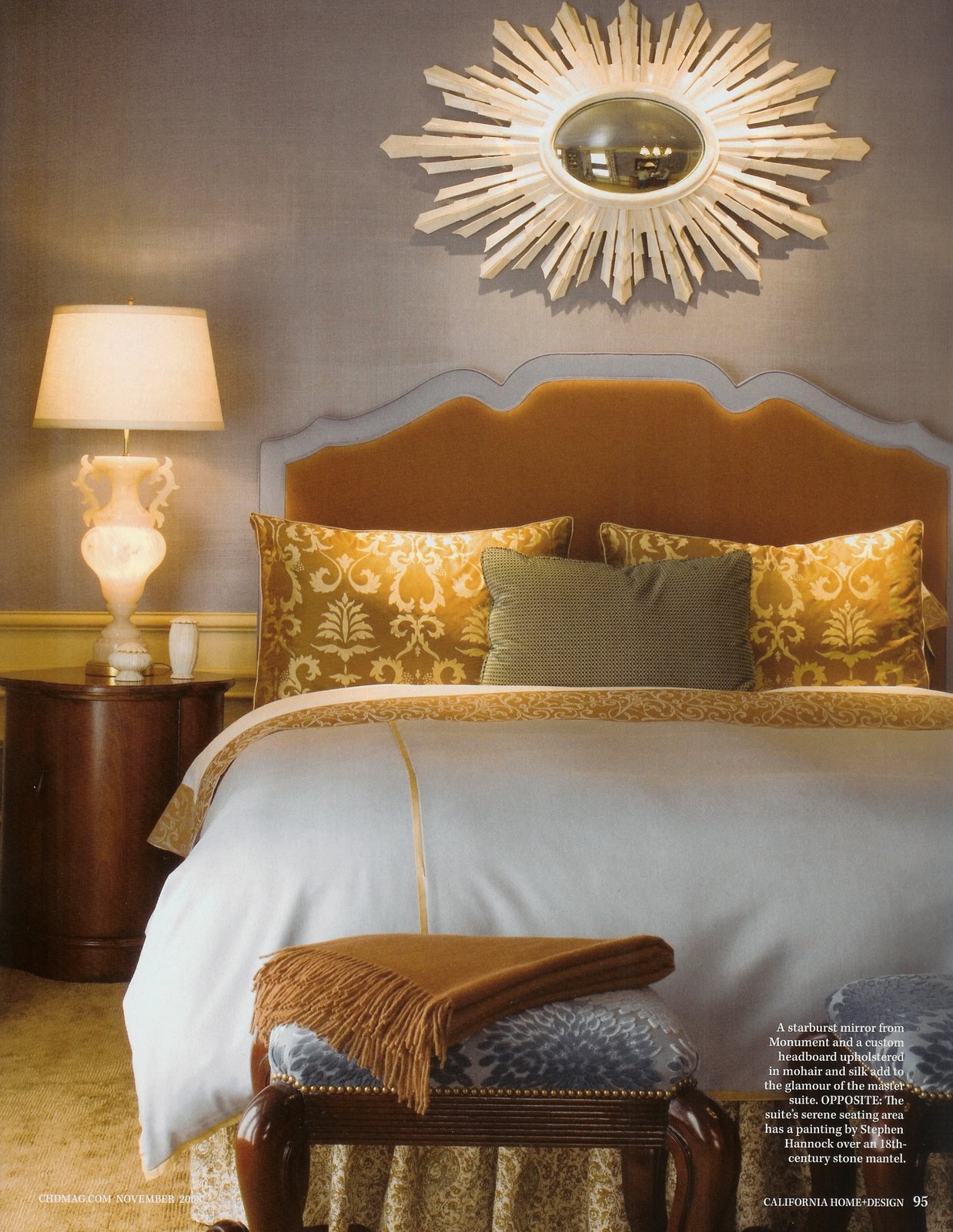Золотой цвет стен. Декор спальни. Спальня с золотом. Золотые стены в интерьере. Зеркало солнце в интерьере спальни.