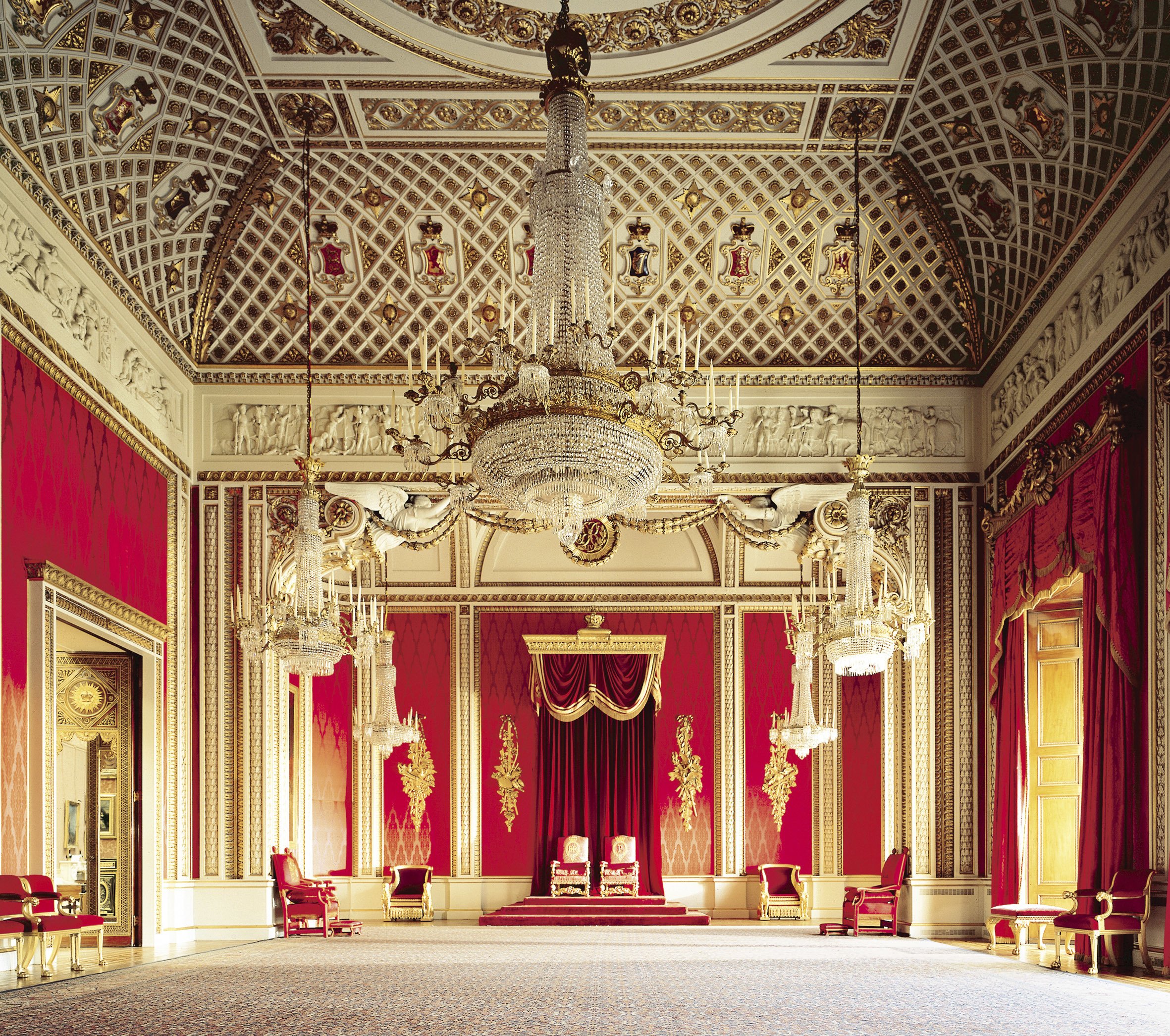 Царский дворец комната. Тронный зал Букингемского дворца. Букингемский дворец бальный зал. Букингемский дворец интерьеры Королева. Букингемский дворец спальня королевы Виктории.