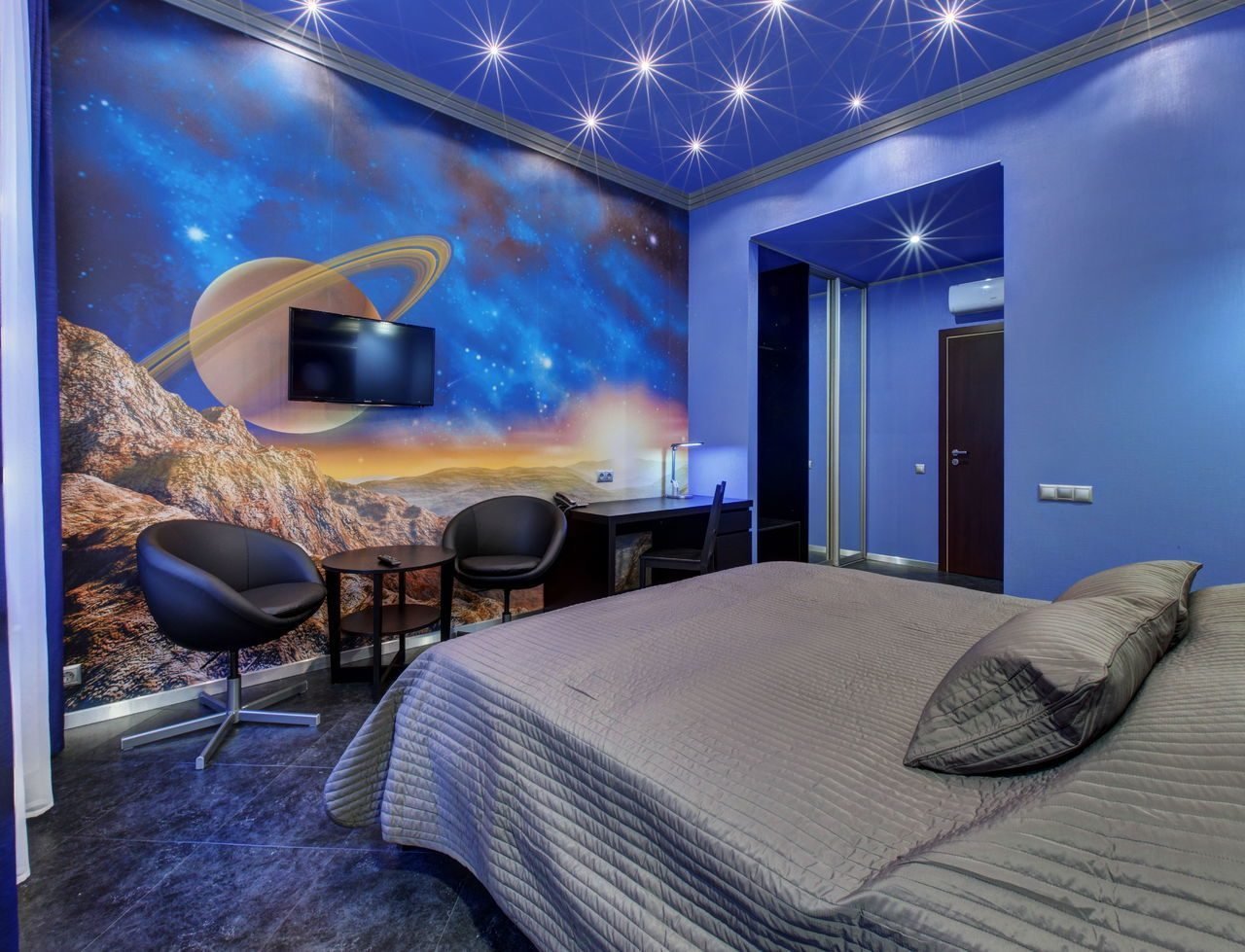 Комнаты платная версия. Космический интерьер комнаты. Спальня в стиле космос. Комната в стиле космос. Комната в космической тематике.