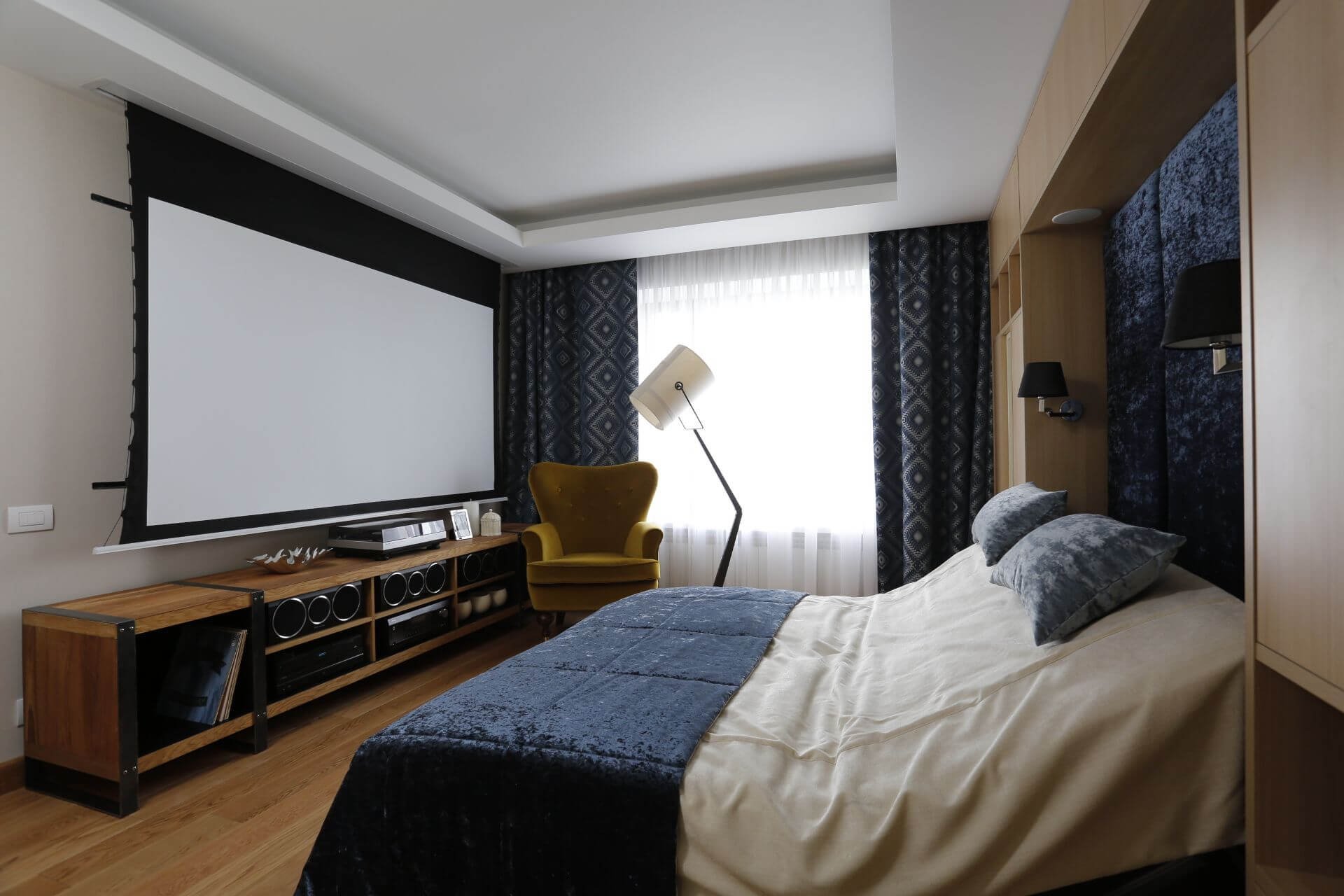 Телевизор в маленькой комнате. Спальня с большим телевизором. Домашний кинотеатр в спальне. Телевизор в спальне на стене. Спальные комнаты с телевизором.