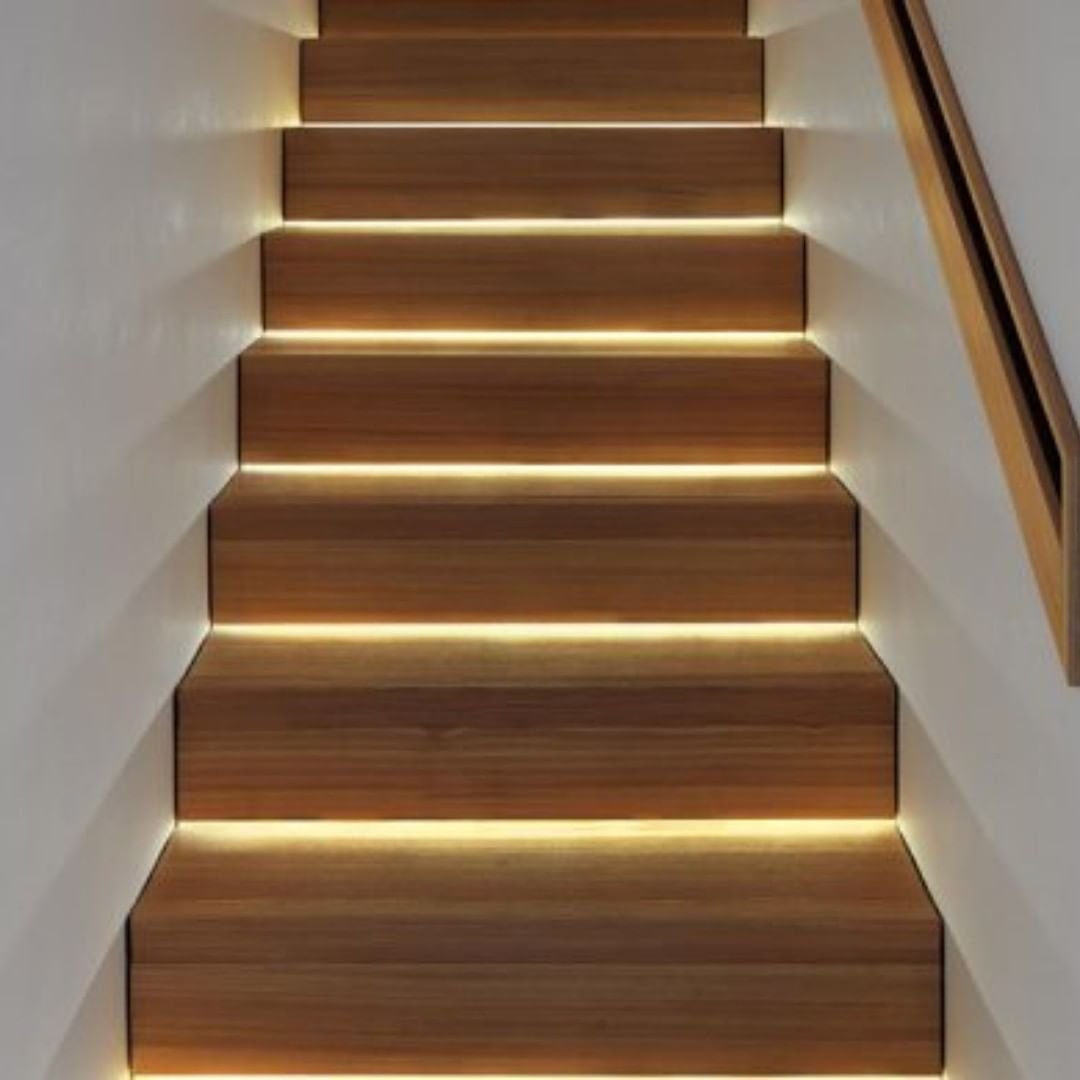 Подсветка для лестницы с датчиком. Stairslight автоматическая подсветка лестниц. Led подсветка ступеней лестницы светодиодная лента. Подсветка лестницы на ступенях. Подсветка деревянных ступеней.