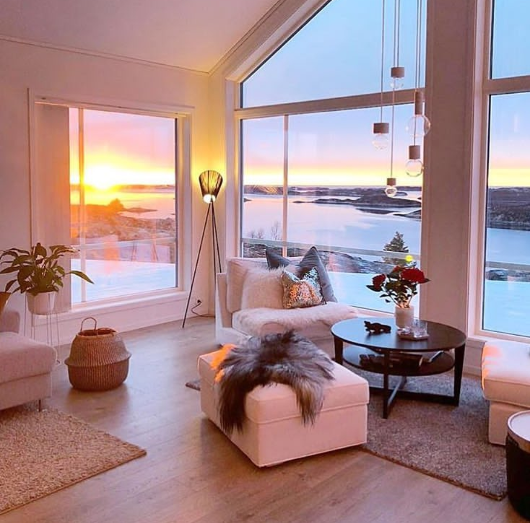 Future cozy. Уютная комната с панорамными окнами. Красивая комната. Красивые панорамные окна. Красивая квартира с панорамными окнами.