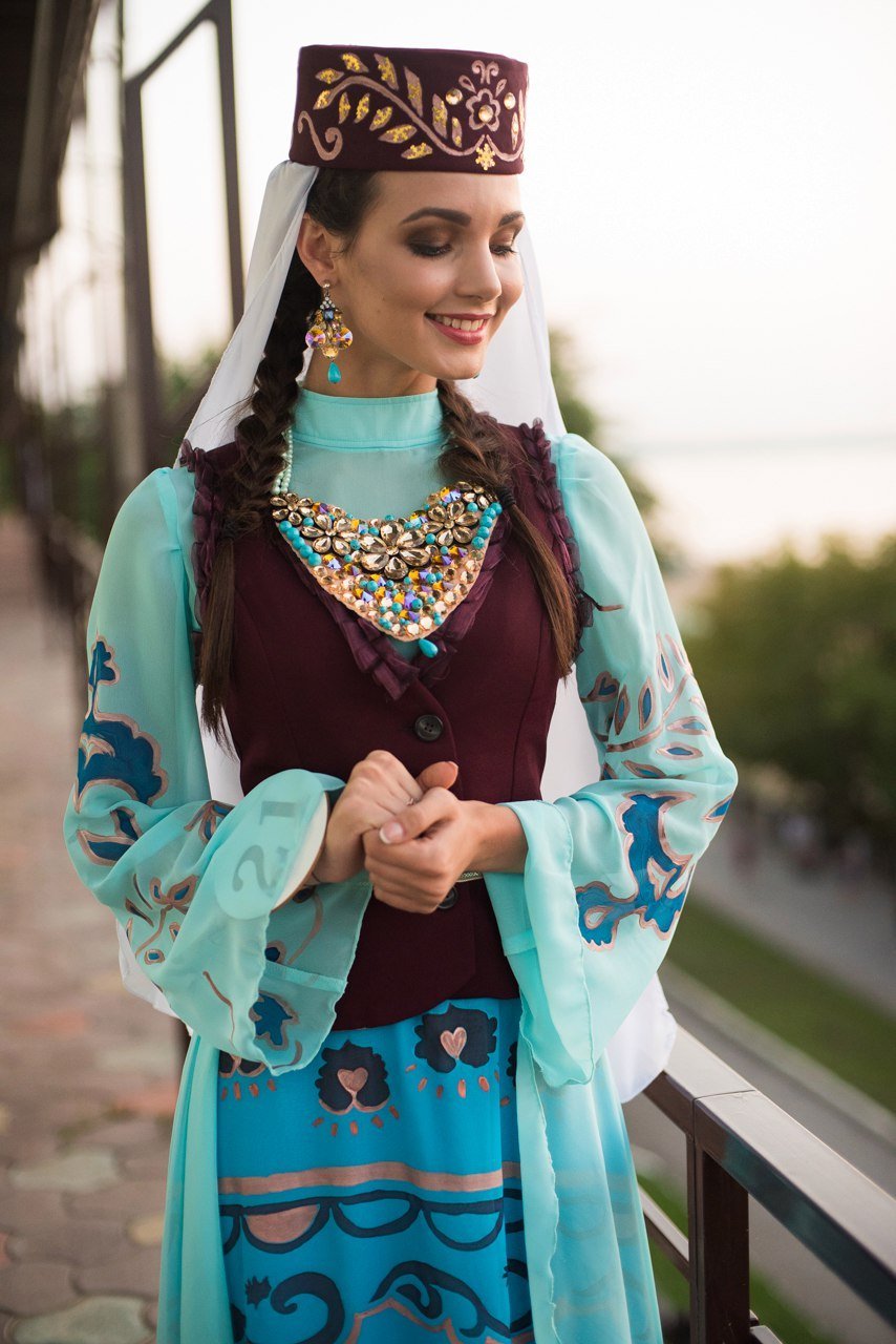 Девочка в татарском национальном костюме