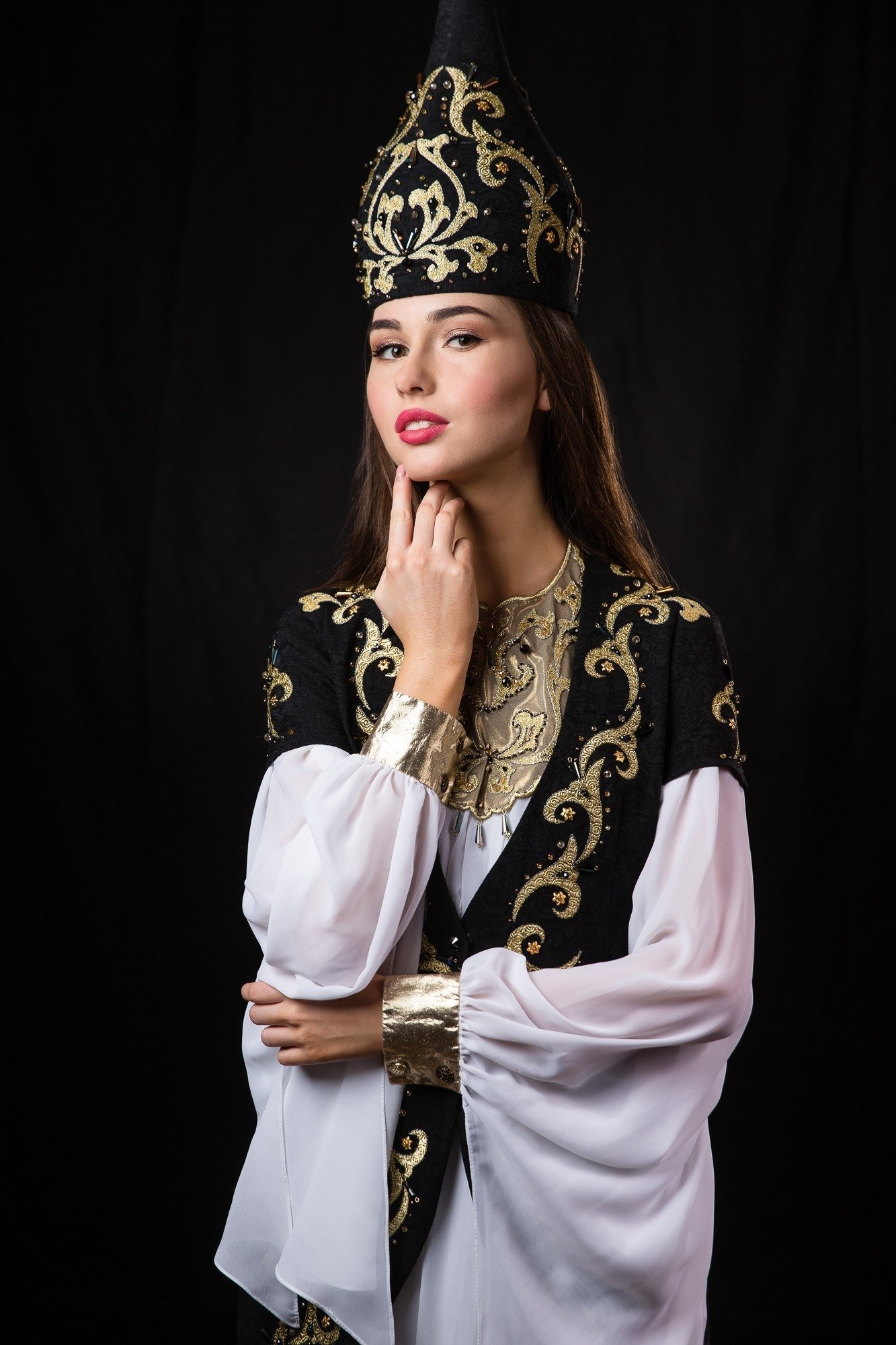 Женщина в татарском костюме