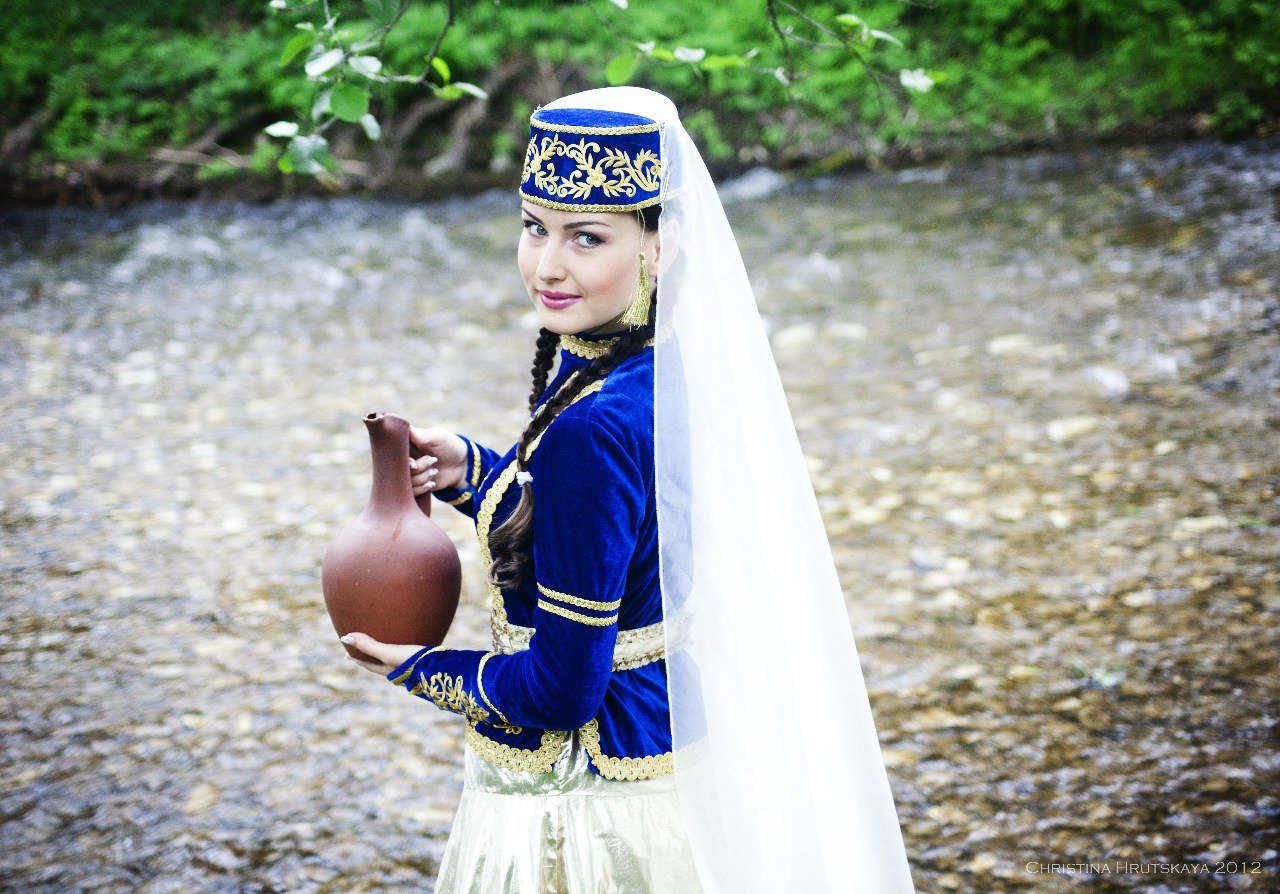 Татарская девушка в национальном костюме