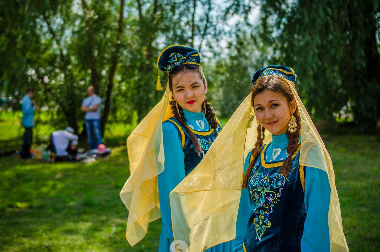 Девочка в татарском национальном костюме