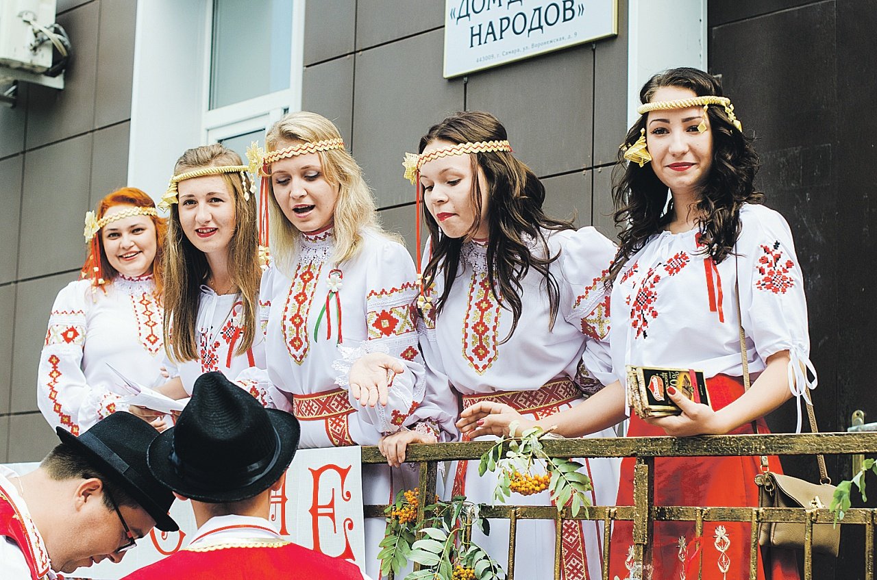 Белорусские народная группа. Национальный костюм Белоруссии. Белорусская традиционная одежда. Национальный костюм белорусов. Белорусские люди.