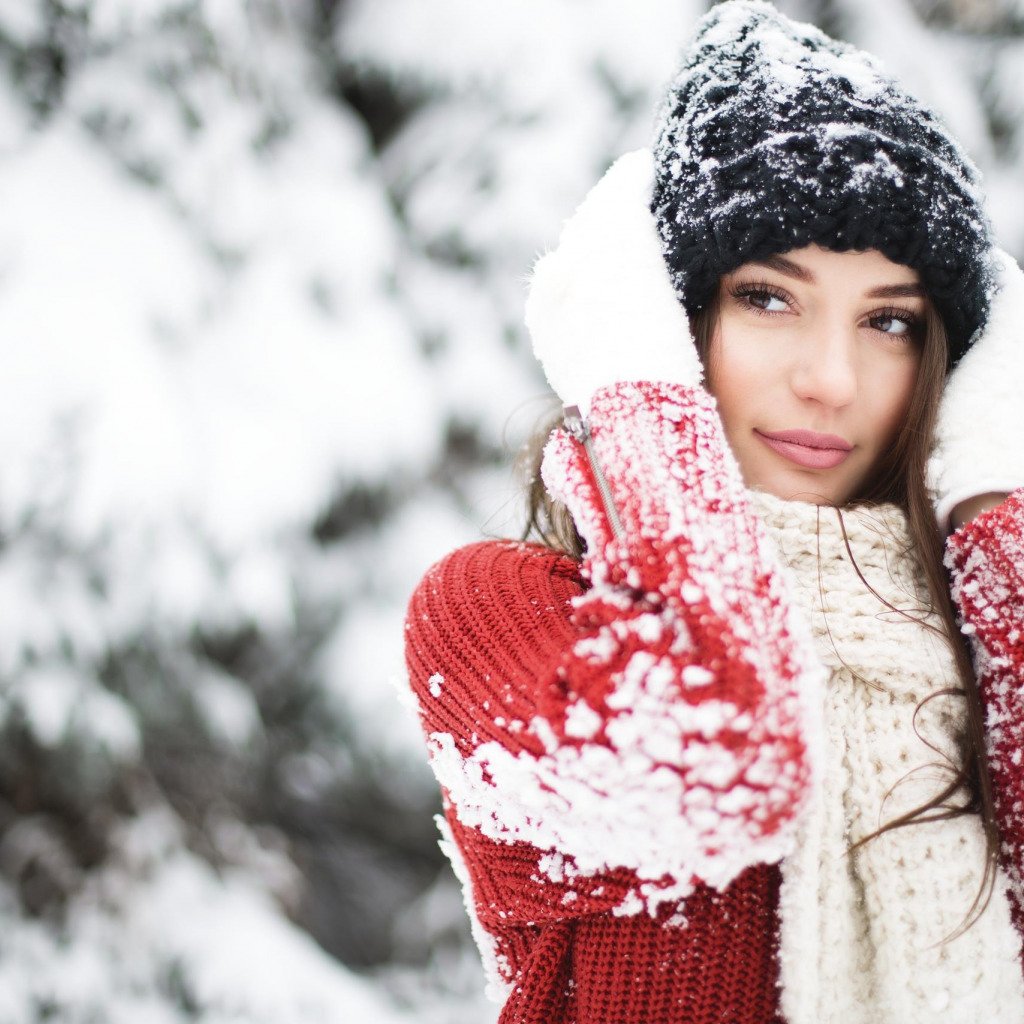 Красивое фото девушки зимой. Девушка в снегу. Девушка в шапке. Девушка зимой. Красивые зимние девушки.