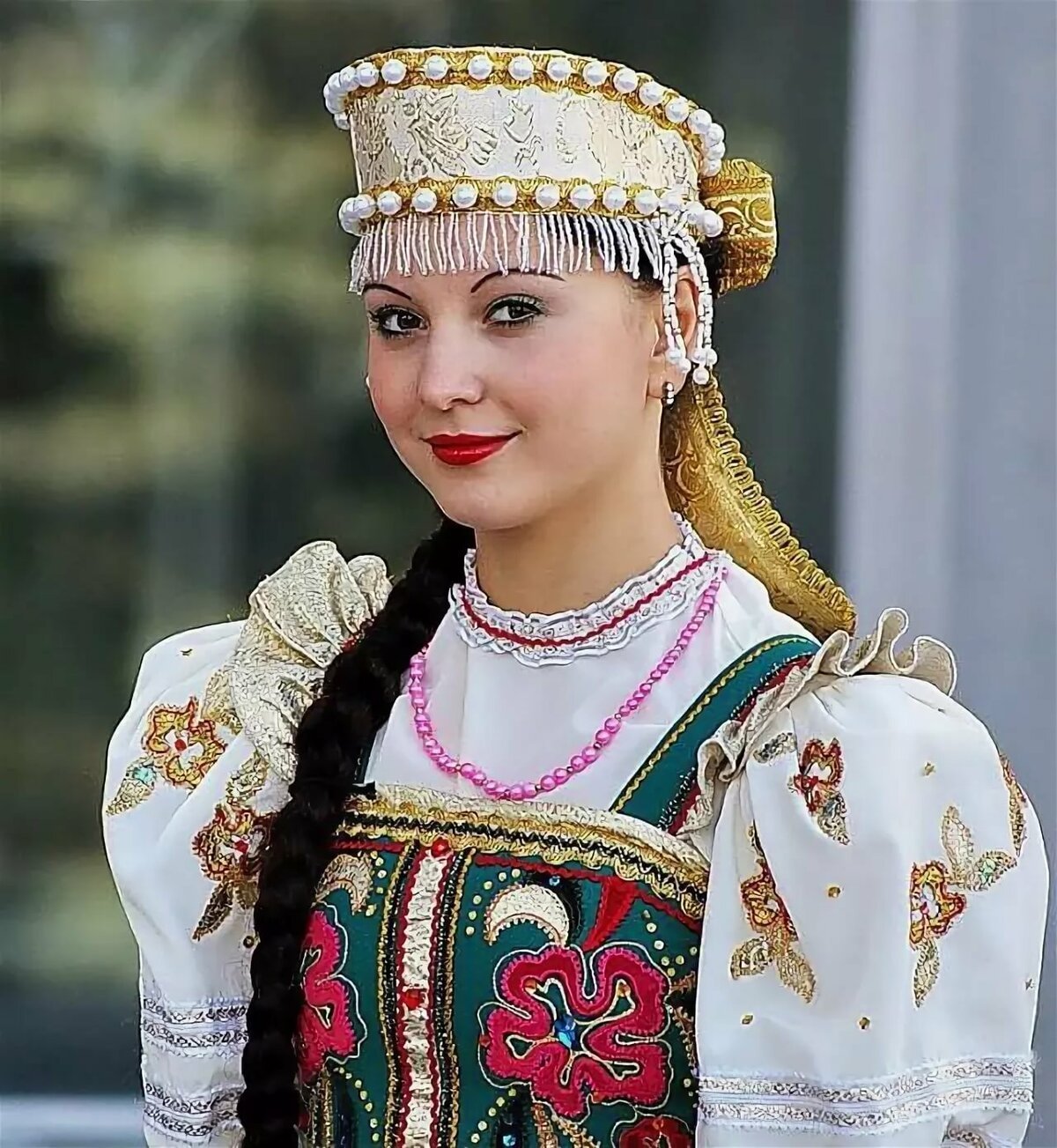 Женщина в русском костюме