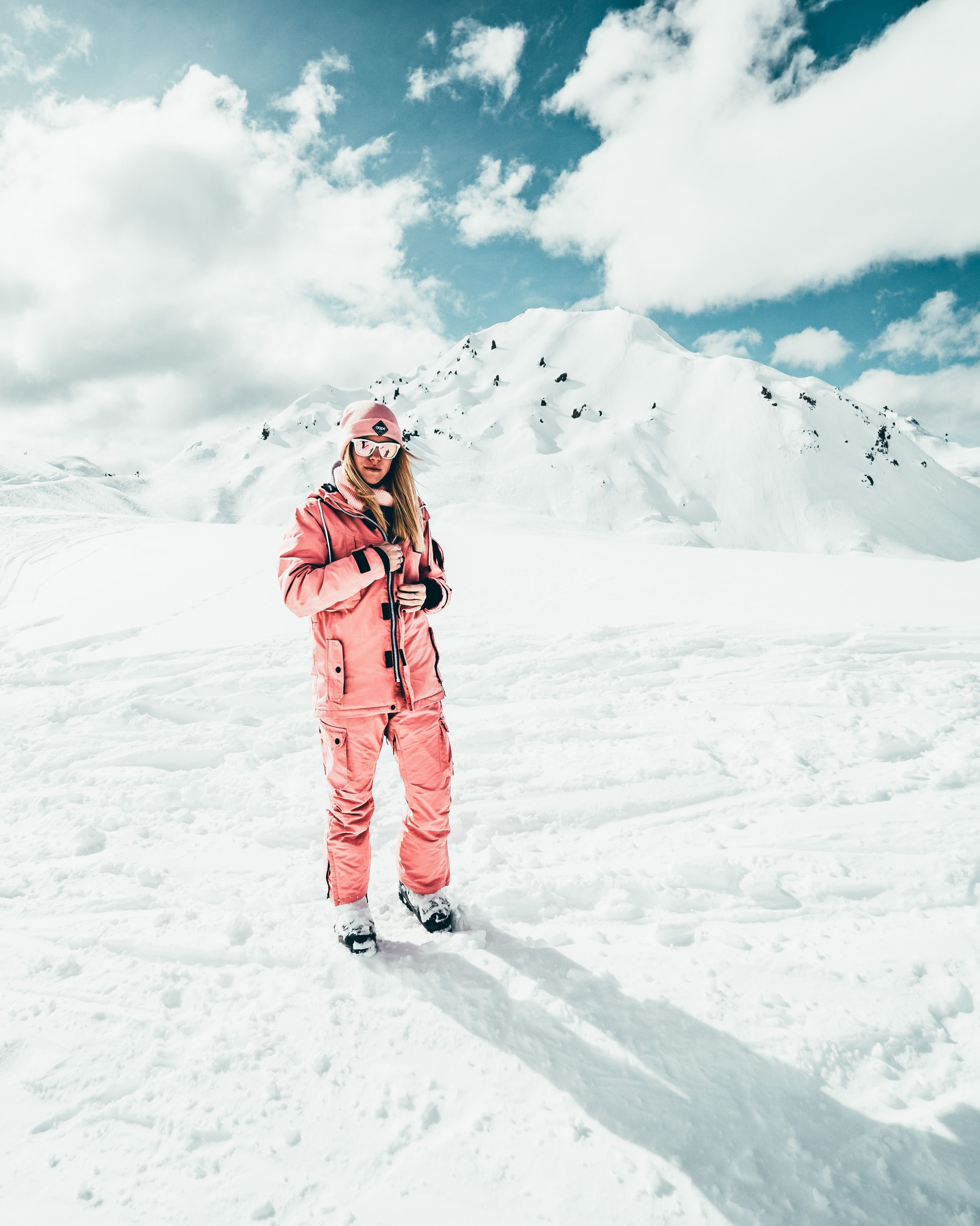 Ski outdoor. Богнер горнолыжка 2020. Девушка в лыжном костюме. Девушка в горах. Горнолыжный костюм.