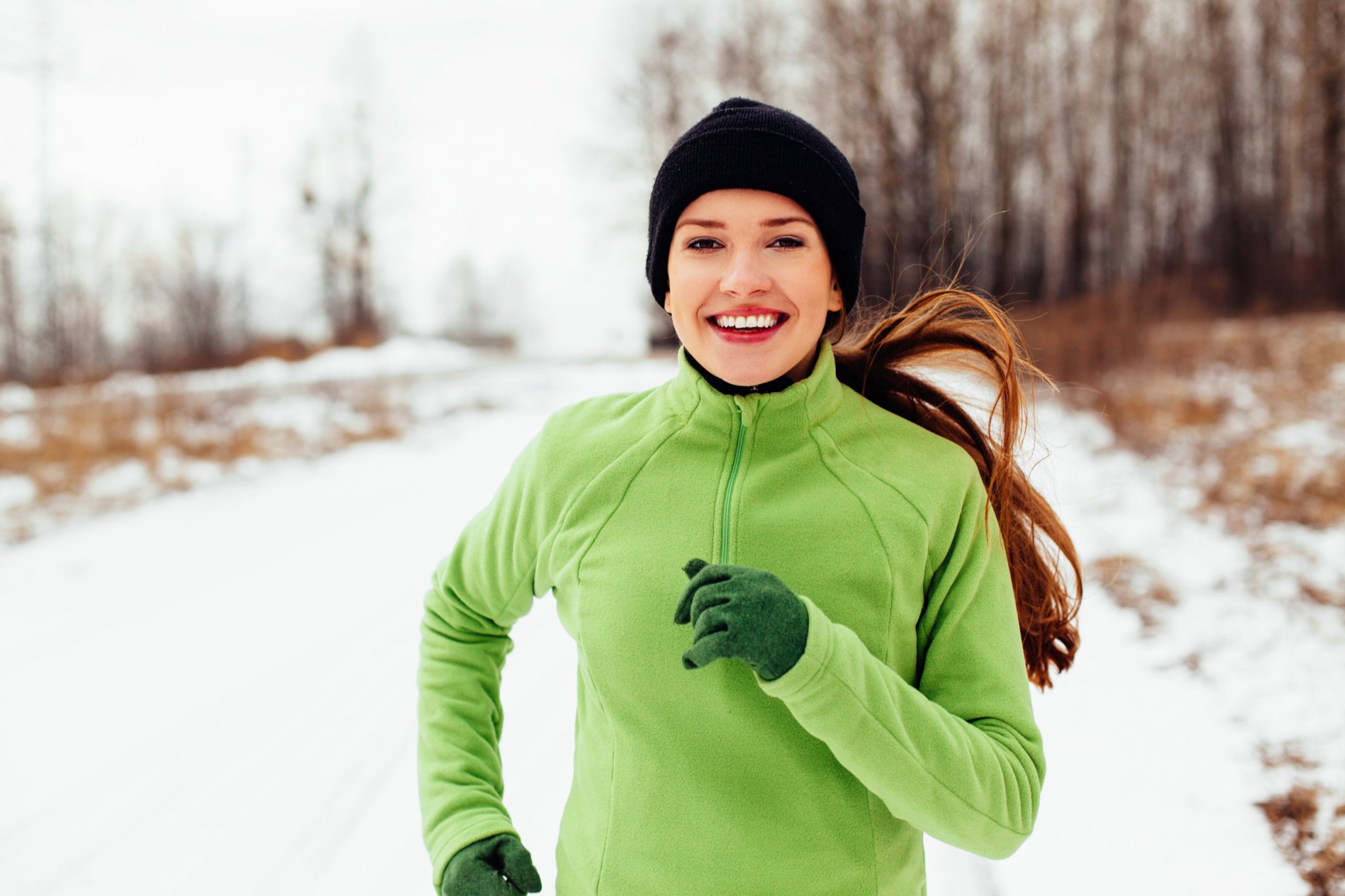 Спортсмены зима. Спортивная зима. Зимний бег. Люди зимой. Физическая активность зимой.