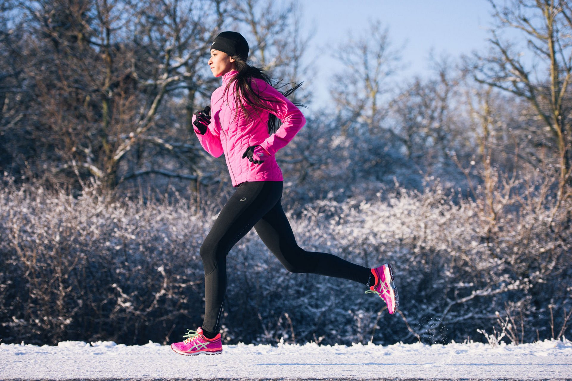 Спортсмены зима. ASICS зимний бег. Зимняя одежда для бега женская. Девушка бежит зимой. Одежда для пробежки зимой.