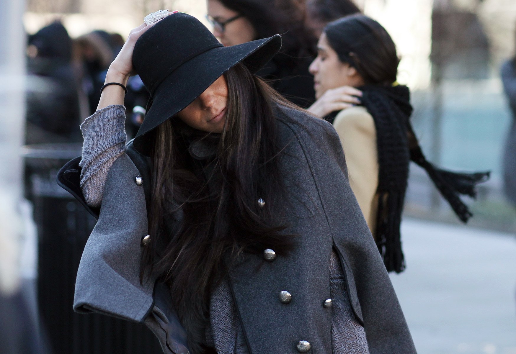 Черное пальто и шляпа. Широкополая шляпа стрит стайл. Шляпа с пальто женское. Девушка в пальто и шляпе.