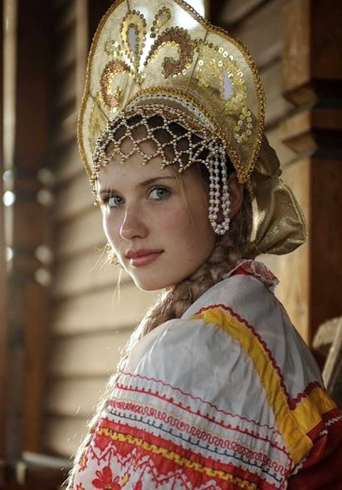Женщины в русском национальном костюме