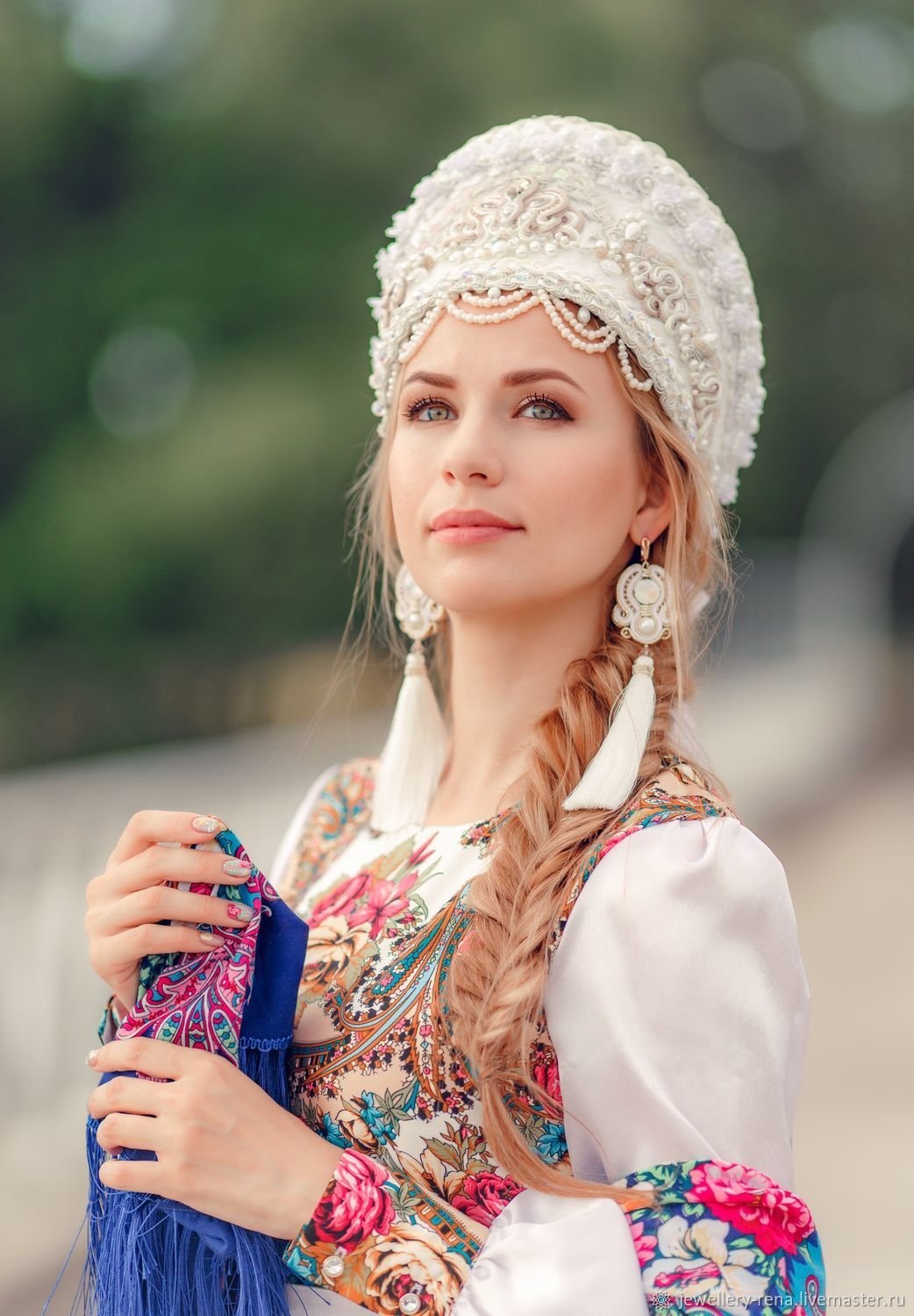 Русский женский красивый костюм
