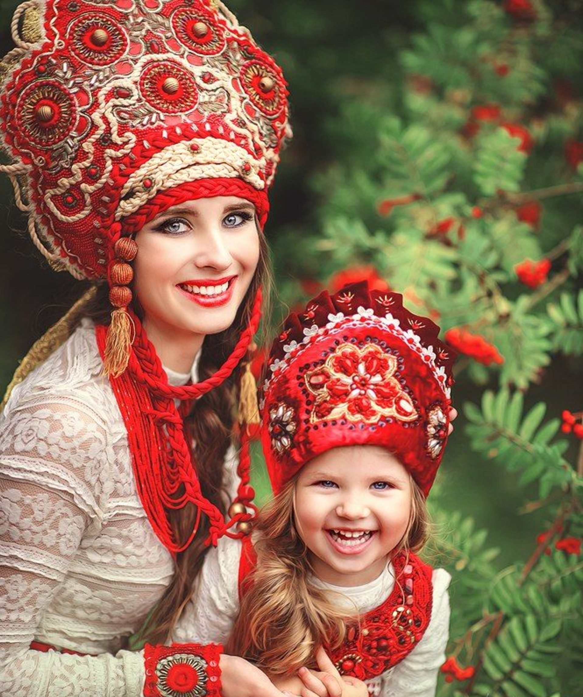 Русские красавицы в народных костюмах