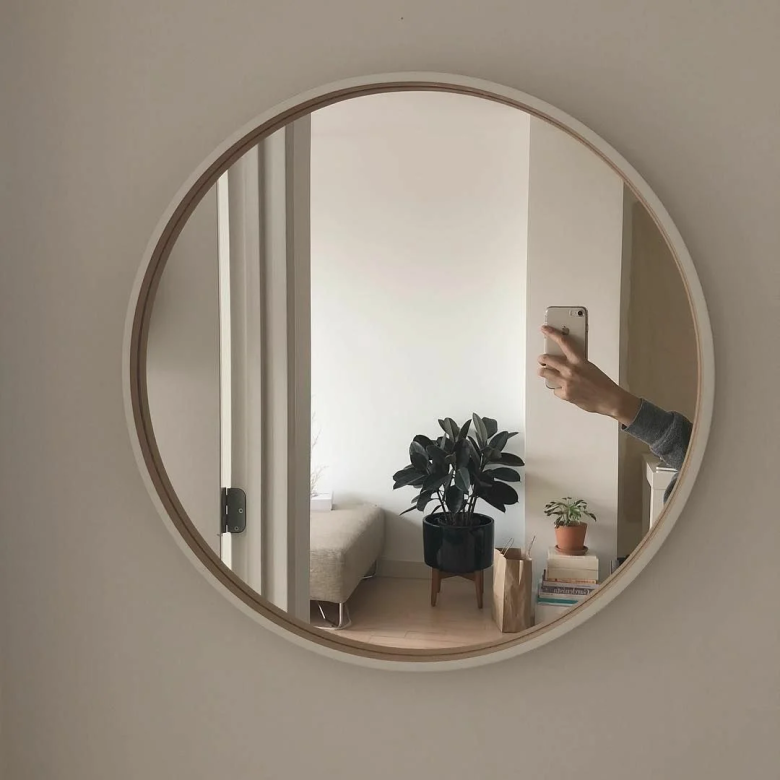 Зеркало в квартире купить. Зеркало икеа фолкья. Настенные зеркала в интерьере. Полукруглое зеркало в прихожую. Зеркало круглое.