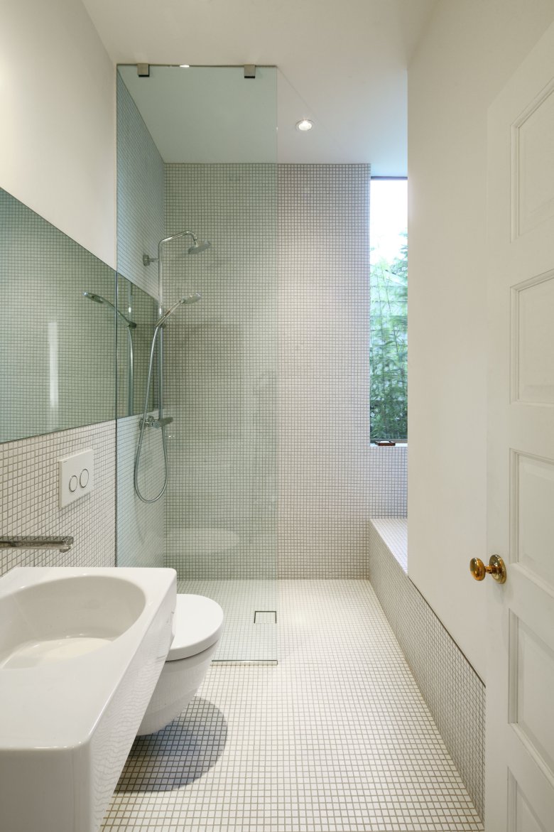 Дизайн узкой ванной комнаты. Узкая ванная комната. Вытянутая ванная комната. Узкие Ванные комнаты. Интерьер узкой ванной комнаты.