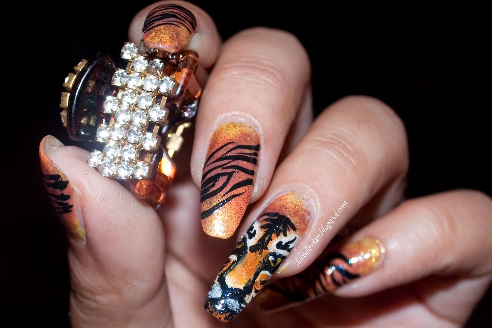 Тигровые ногти дизайн. Тигровые ногти. Ногти с тигровым принтом. Тигр на ногтях. Красивый тигровый маникюр.